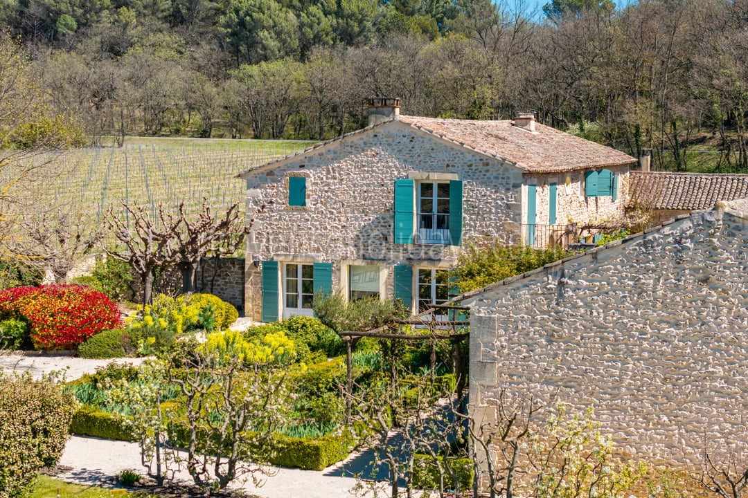 1789 Mas on 6 ha (14.8 acres) in Gordes