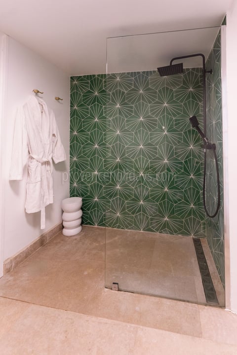 15 - La Villa Bohème: Villa: Bathroom