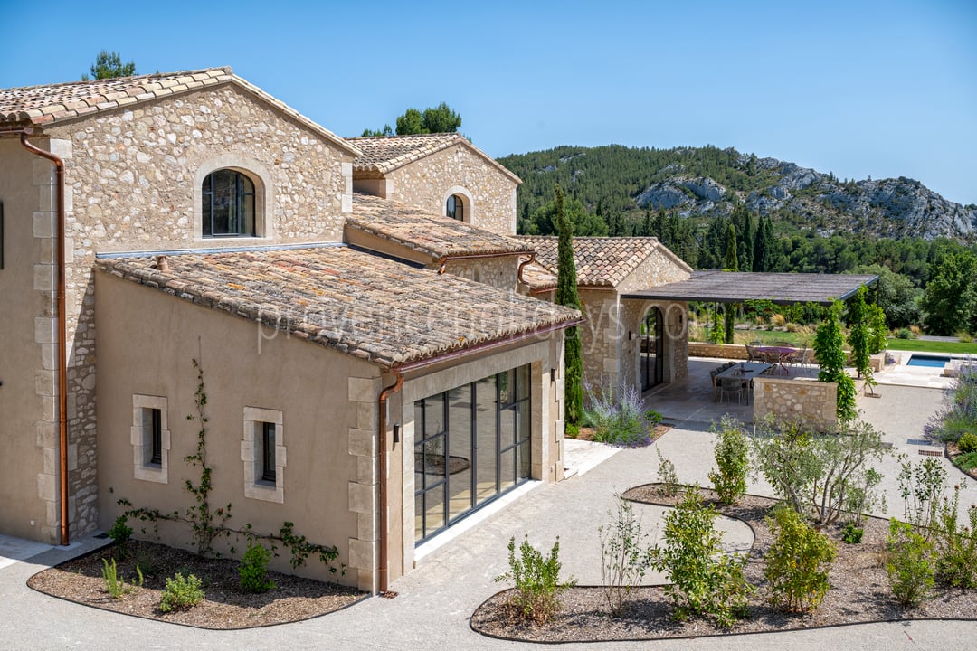 179 - Le Loup des Alpilles: Villa: Exterior