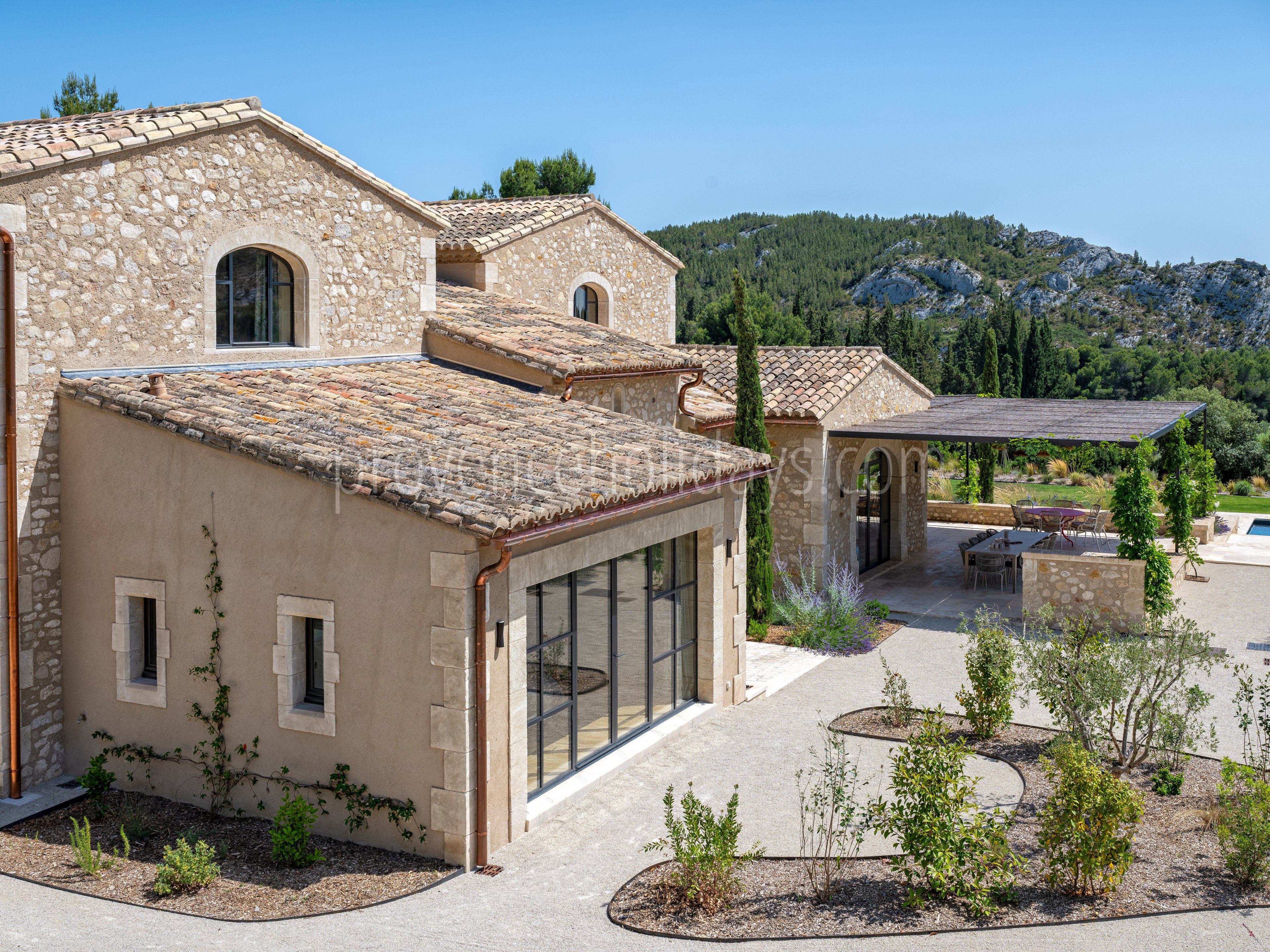179 - Le Loup des Alpilles: Villa: Exterior