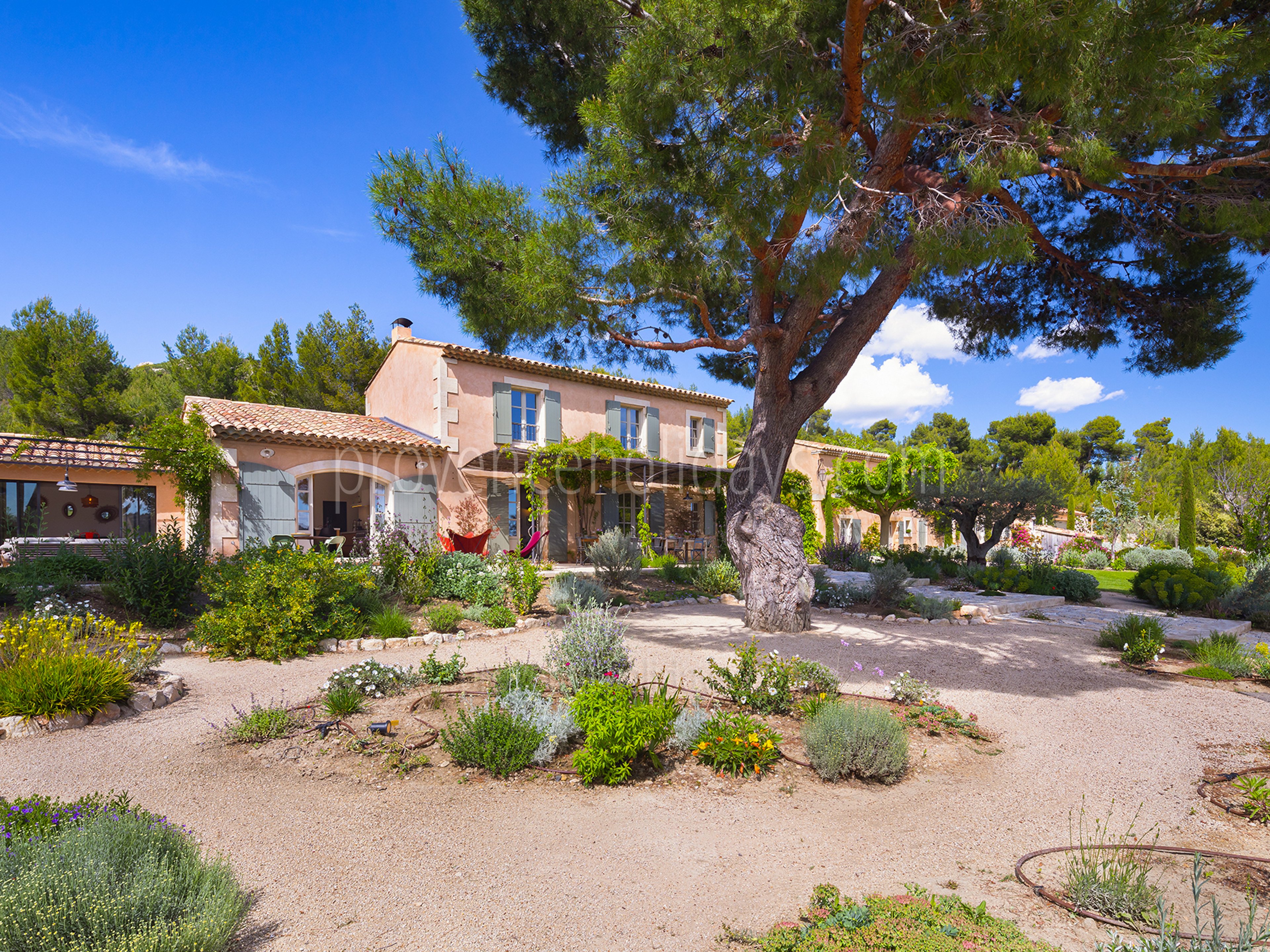 31 - Mas des Cyprès: Villa: Exterior