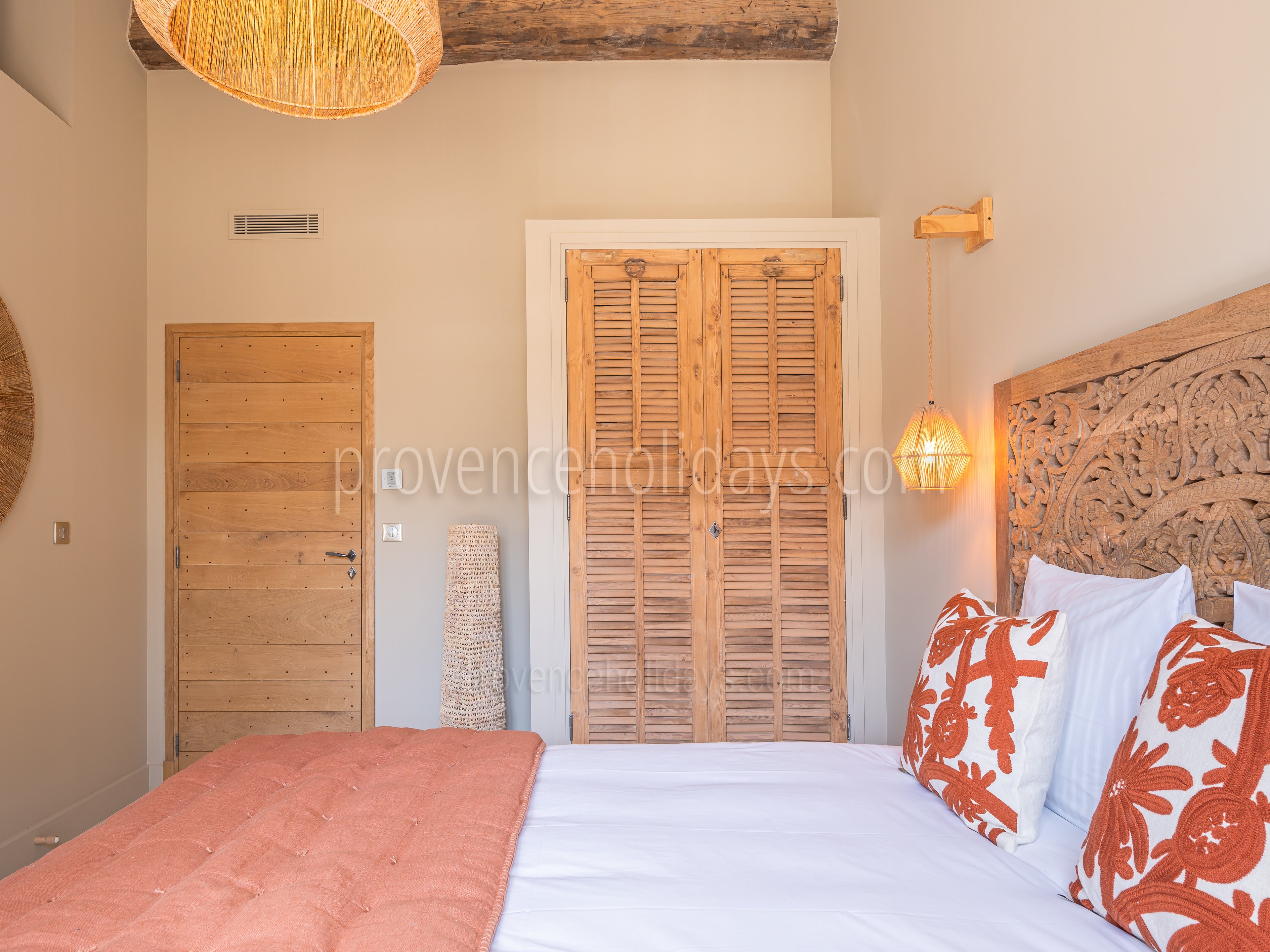 27 - Mas Lucie: Villa: Bedroom