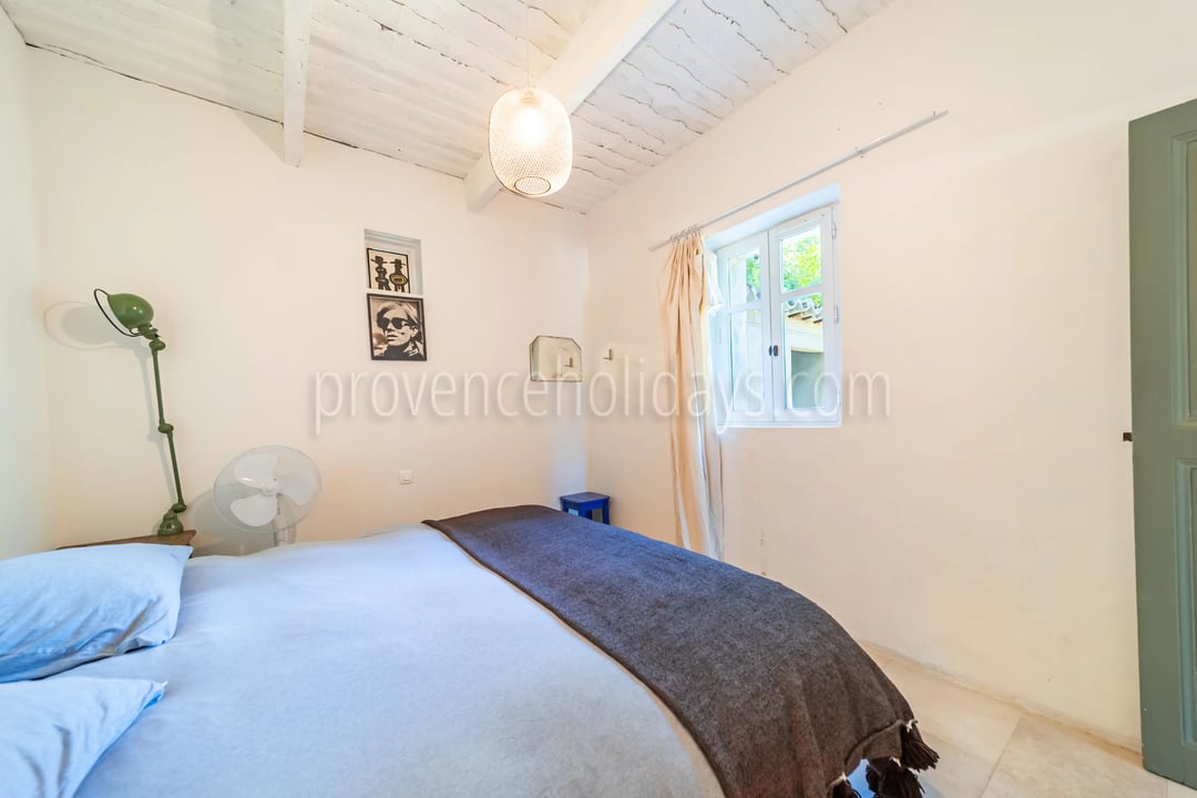 17 - Characterful mas in Cavaillon: Villa: Bedroom