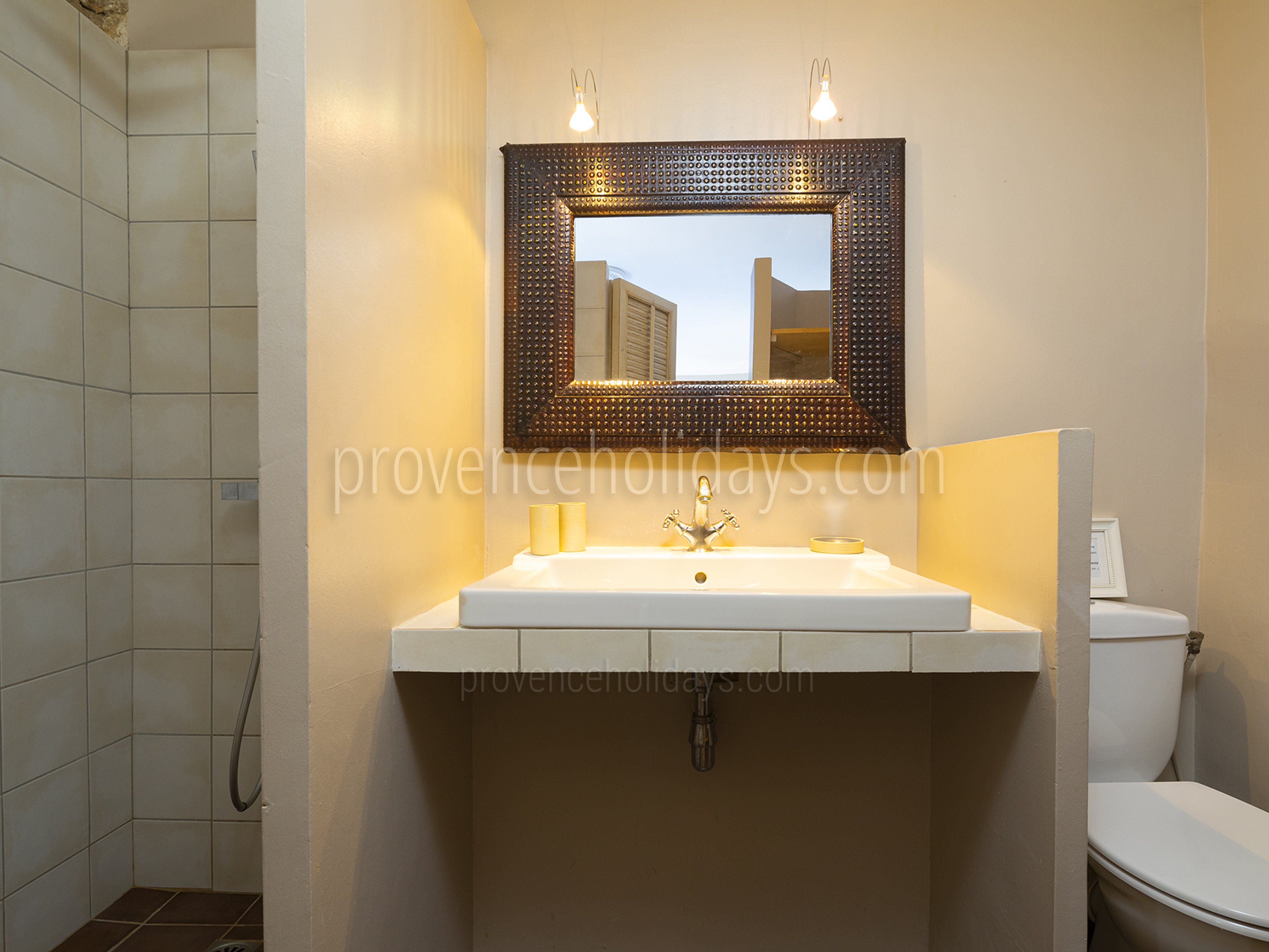 27 - La Garrigue: Villa: Bathroom