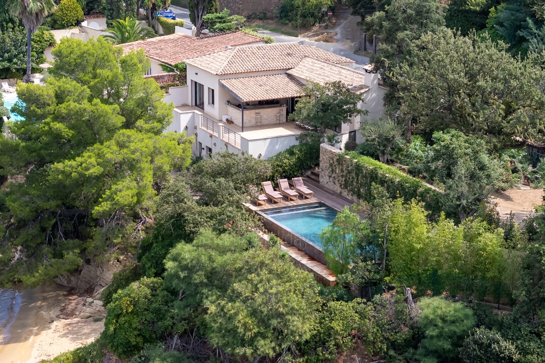 A modern villa with swimming pool and direct access to the sea in Gassin