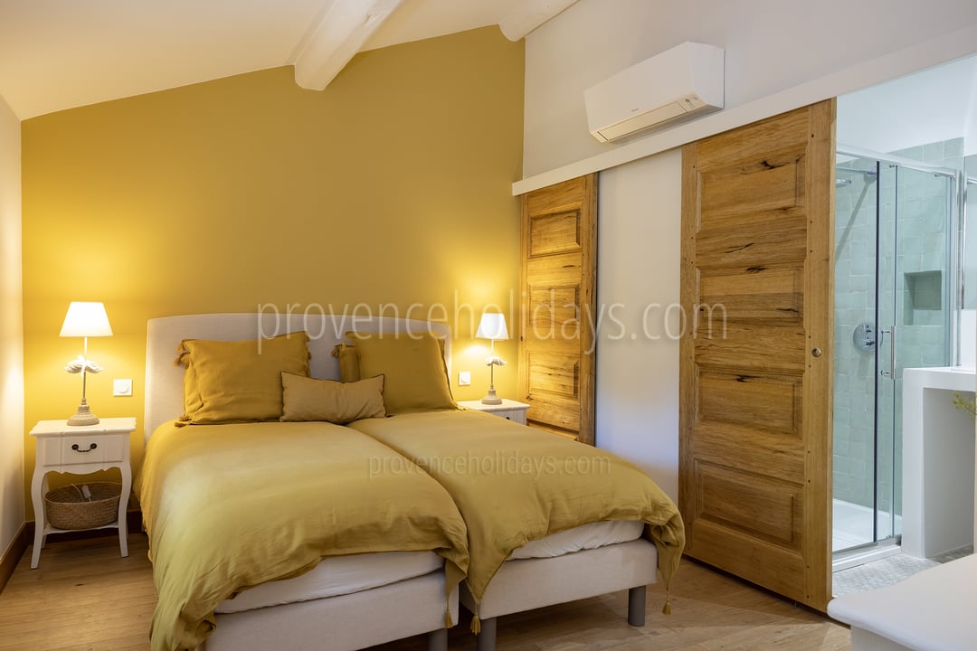 4 - Le Mazet Saint Paul: Villa: Bedroom