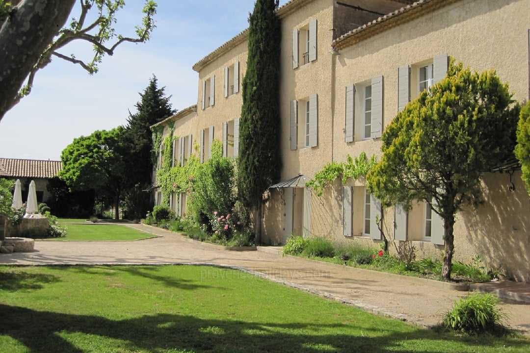 Grande maison de vacances à Lambesc