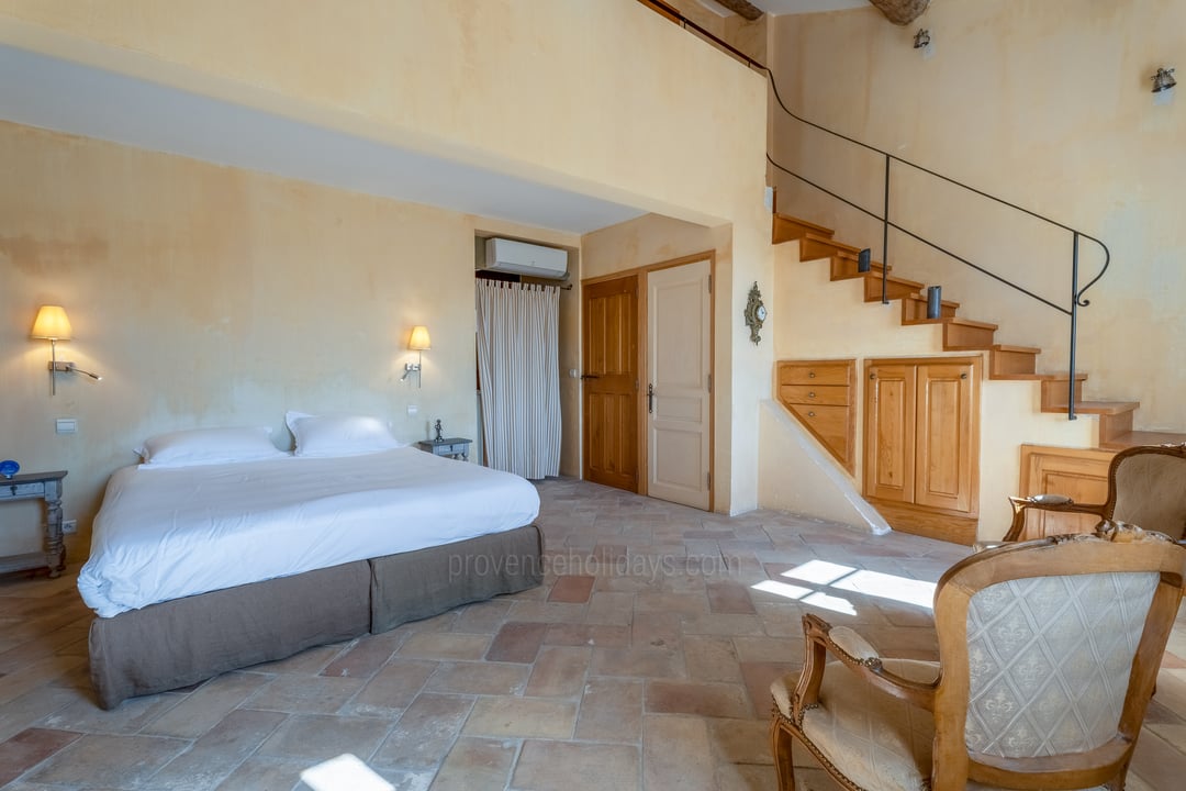 4 - Château de la Roque: Villa: Bedroom