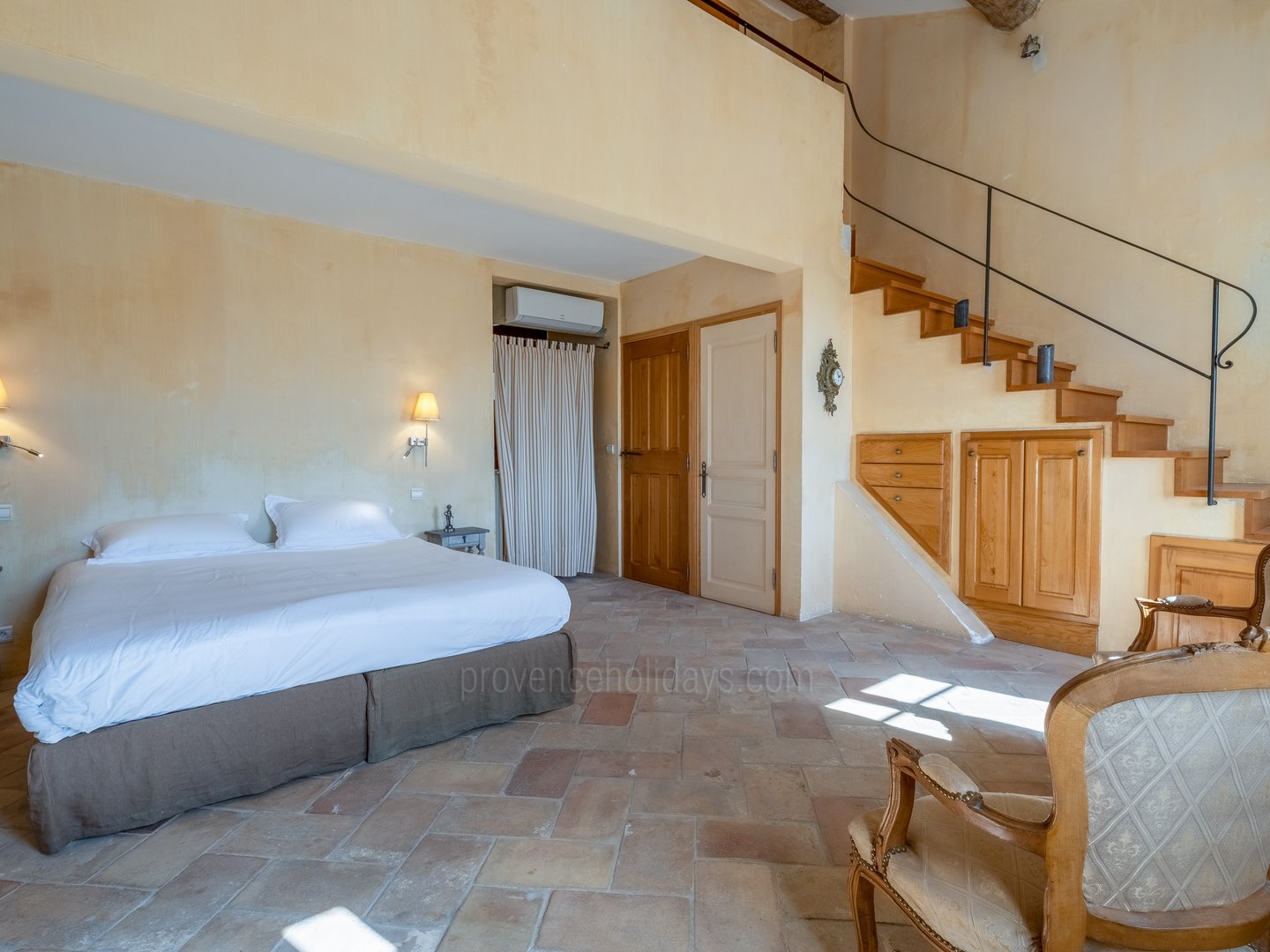 4 - Château de la Roque: Villa: Bedroom