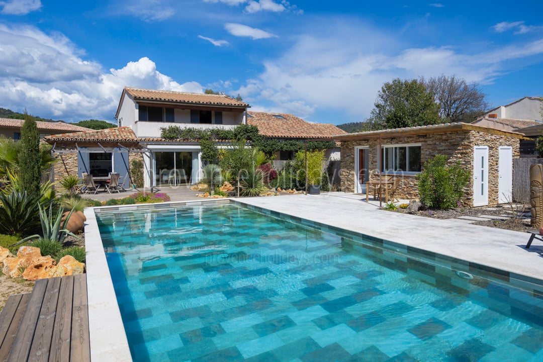 Property with swimming pool on foot from the village of Grimaud