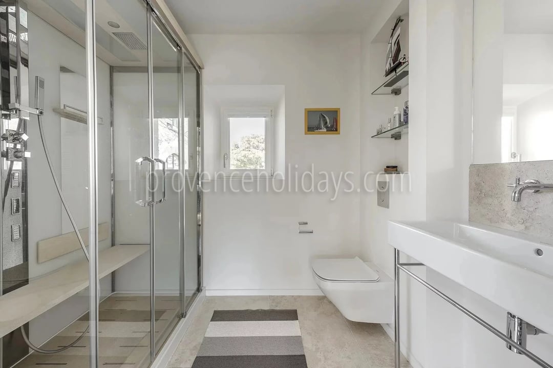 15 - Characterful mas in Ménerbes: Villa: Bathroom