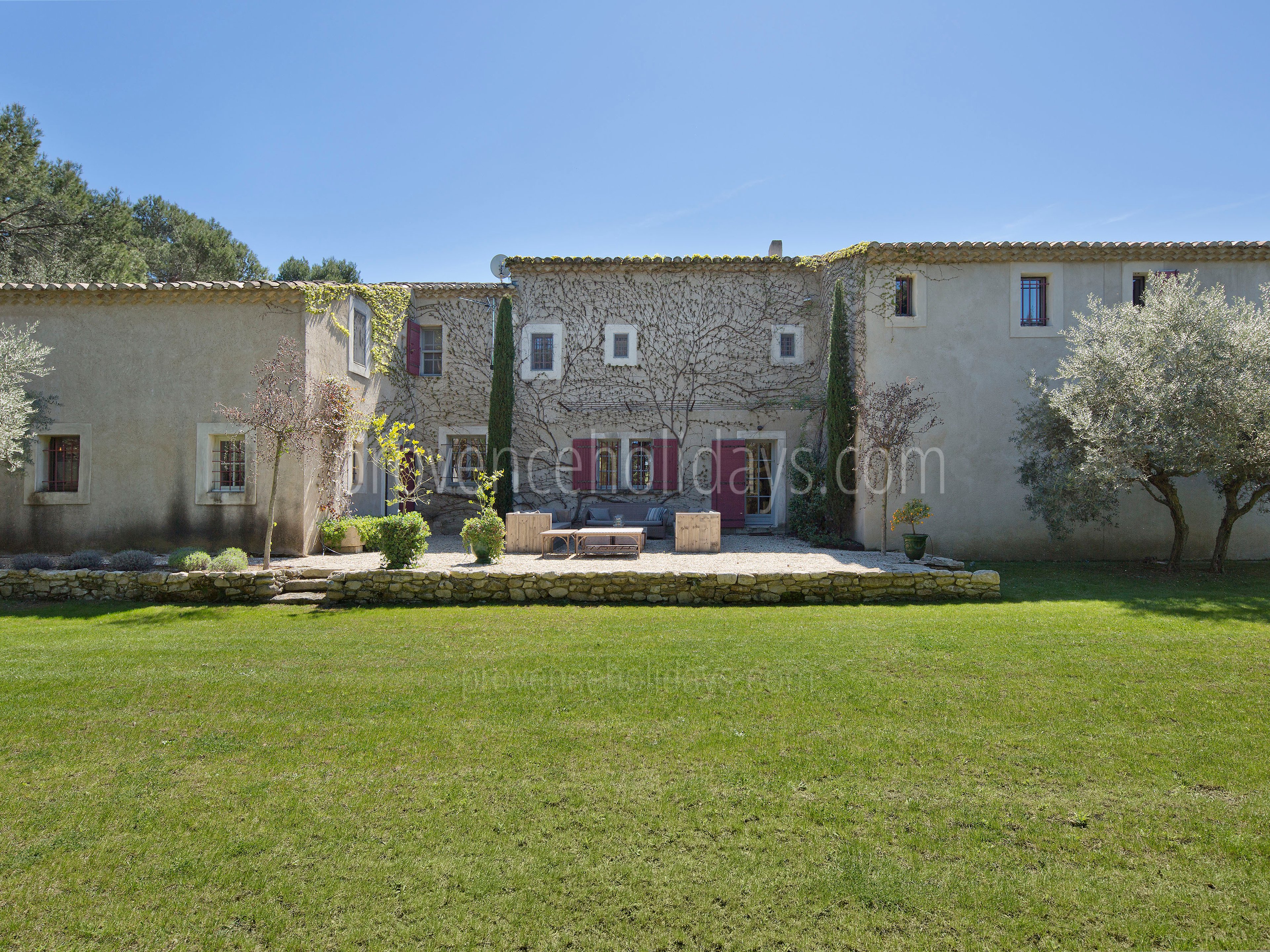 16 - Mas des Alpilles: Villa: Exterior