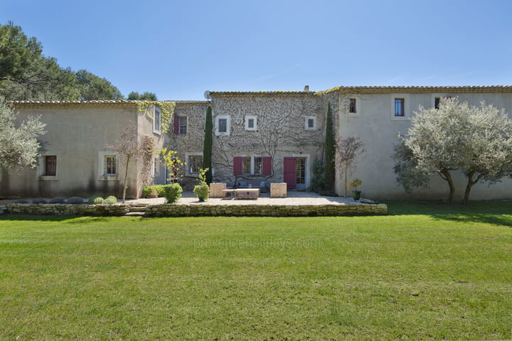 16 - Mas des Alpilles: Villa: Exterior