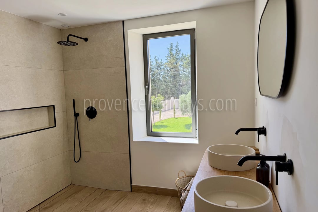 7 - Contemporary house in L\'Isle-sur-la-Sorgue: Villa: Bathroom
