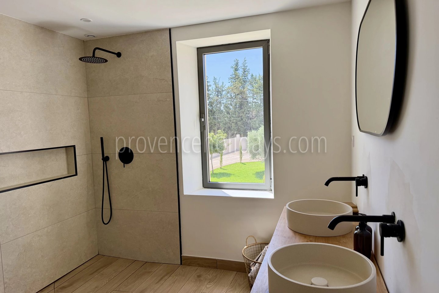 7 - Contemporary house in L\'Isle-sur-la-Sorgue: Villa: Bathroom