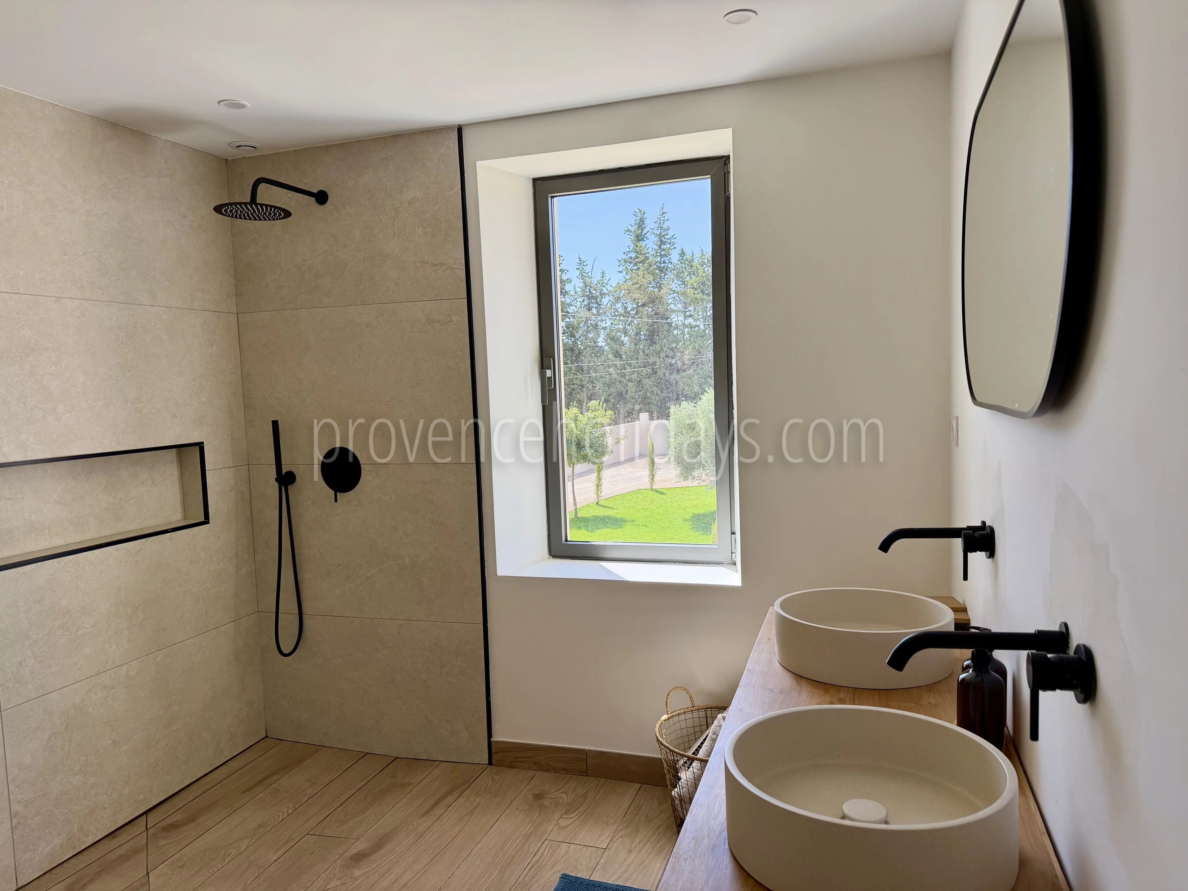 7 - Contemporary house in L\'Isle-sur-la-Sorgue: Villa: Bathroom