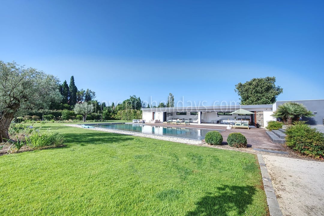 10 - House with pool house in Eyguières: Villa: Exterior