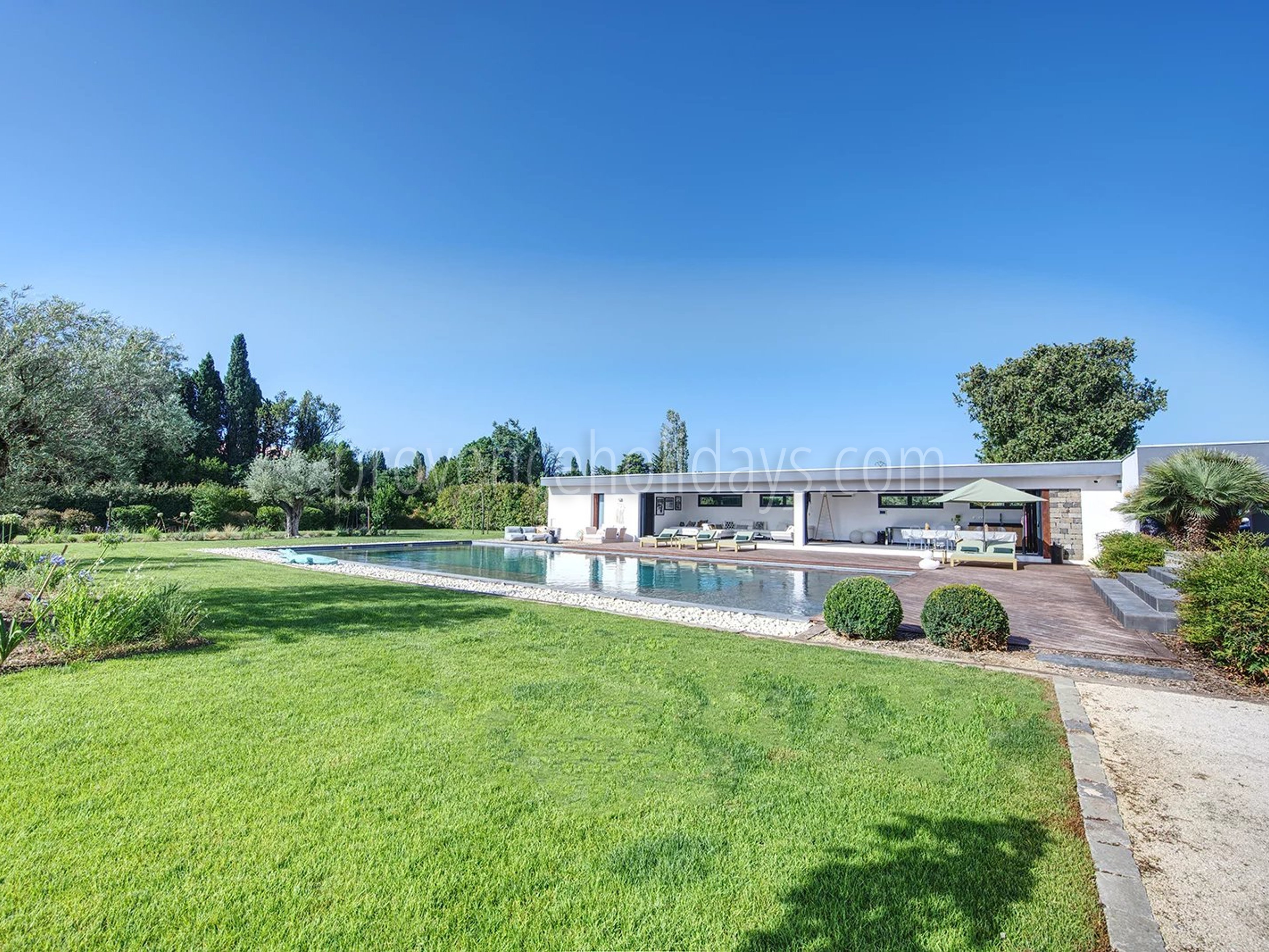 10 - House with pool house in Eyguières: Villa: Exterior