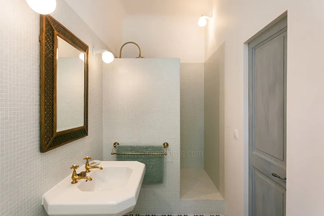 42 - Bastide de Goult: Villa: Bathroom