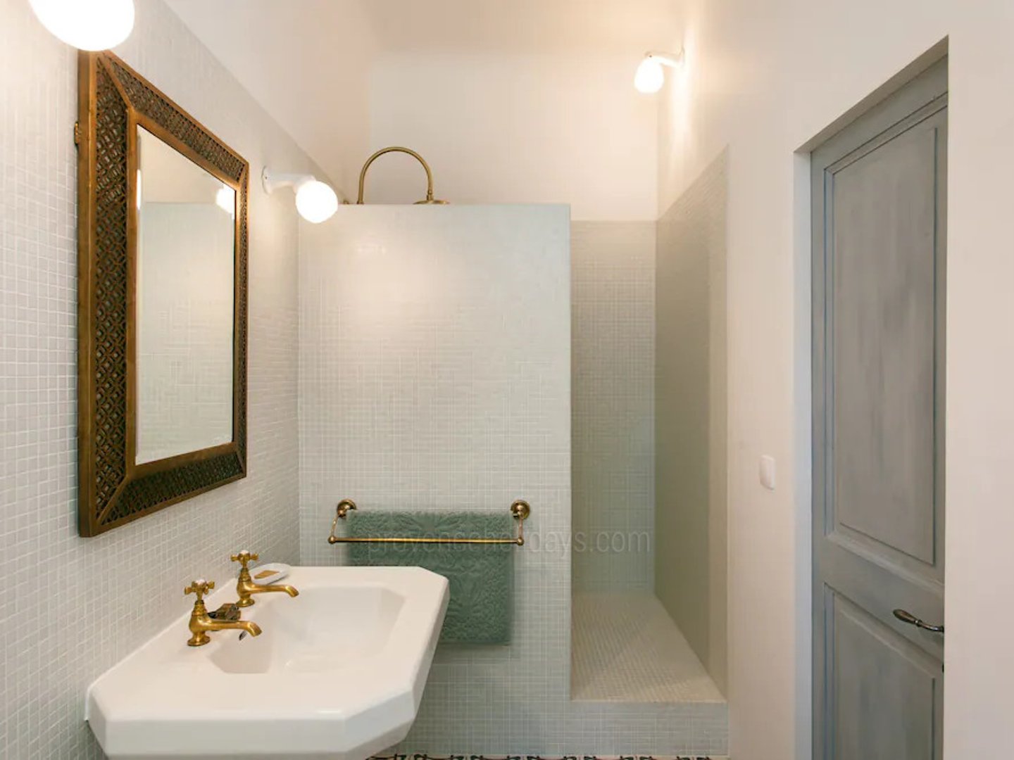 42 - Bastide de Goult: Villa: Bathroom