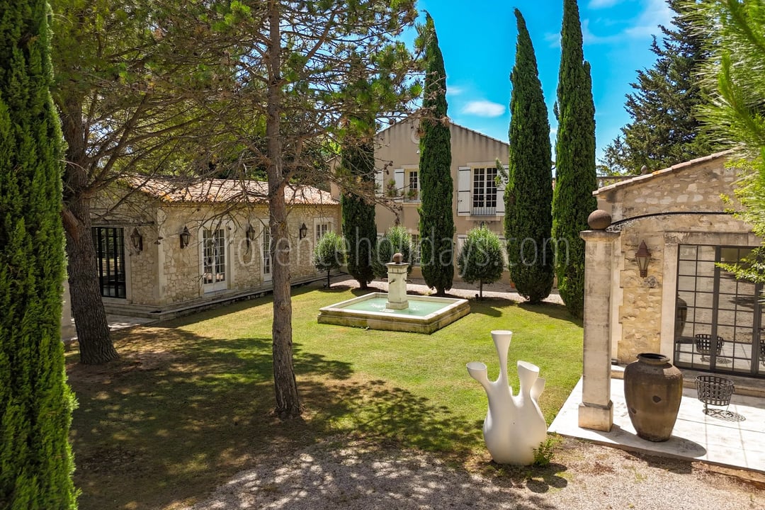 4 - Stone estate in Eygalières: Villa: Exterior