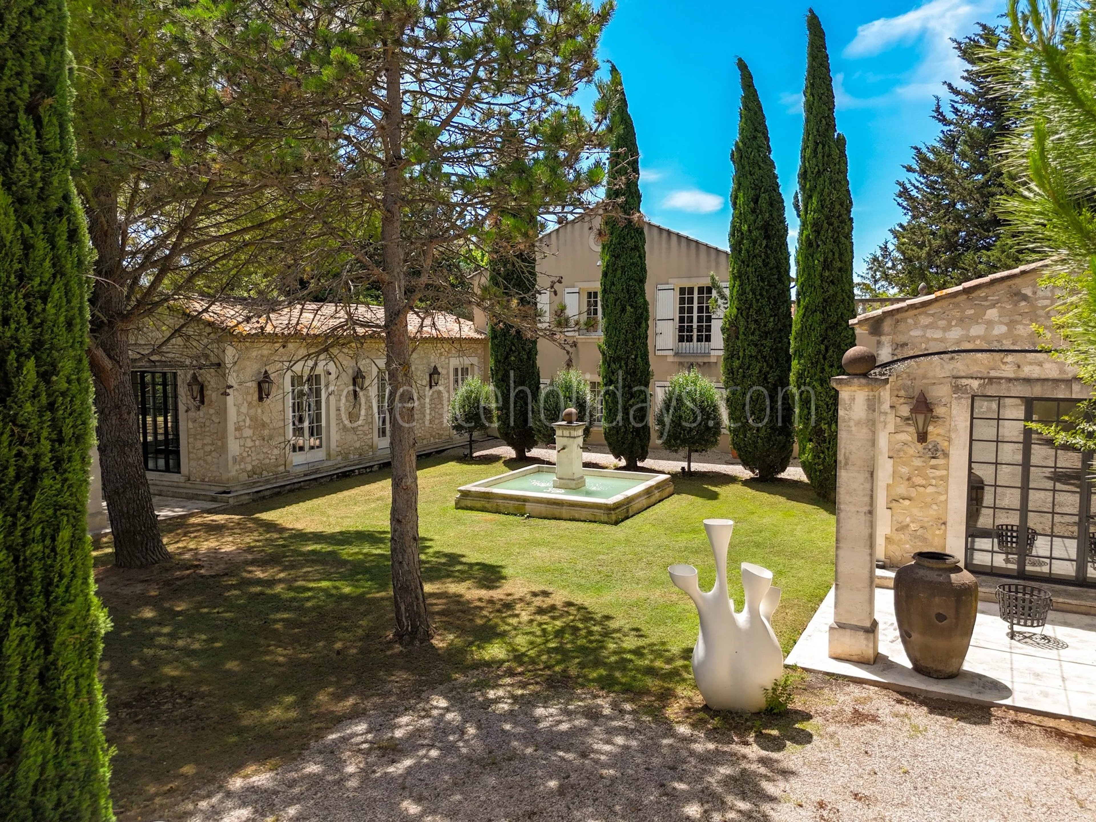4 - Stone estate in Eygalières: Villa: Exterior