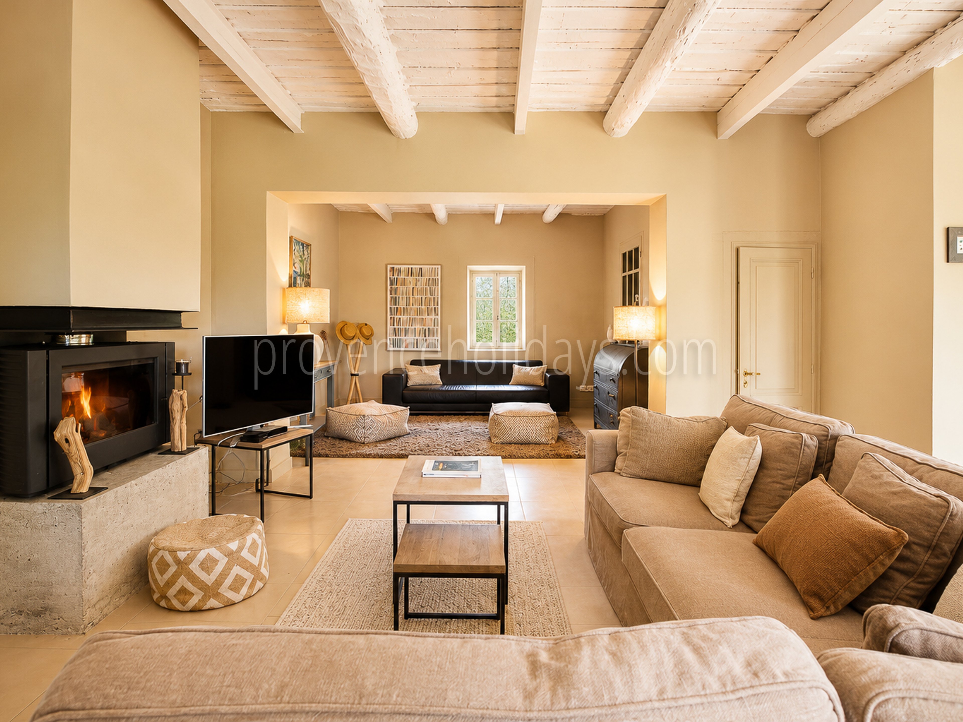 33 - Bauernhaus mit Blick auf den Luberon: Villa: Interior