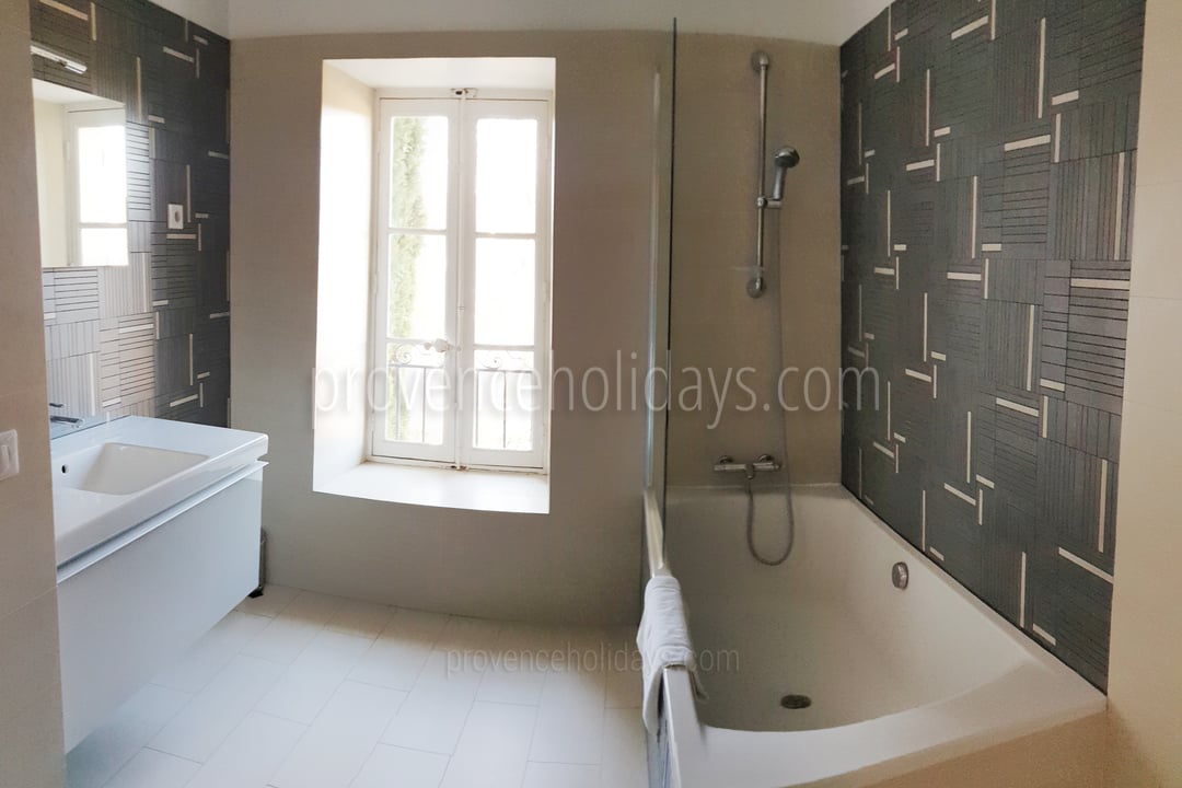 60 - Mas Lambesc: Villa: Bathroom