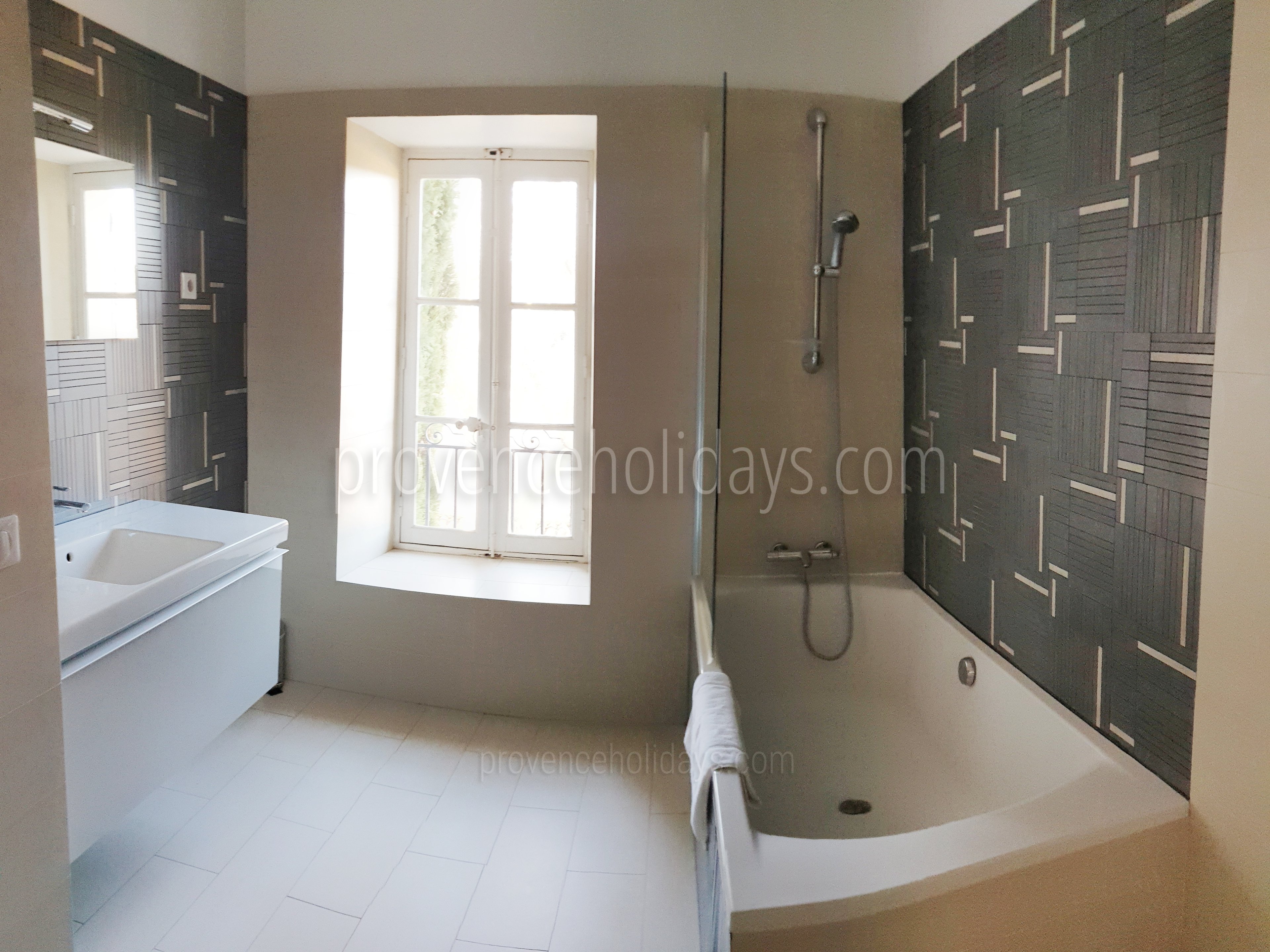 60 - Mas Lambesc: Villa: Bathroom