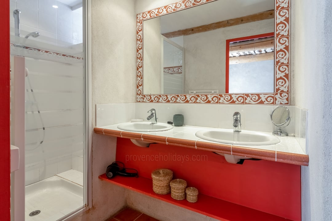 34 - Mas du Tilleul: Villa: Bathroom
