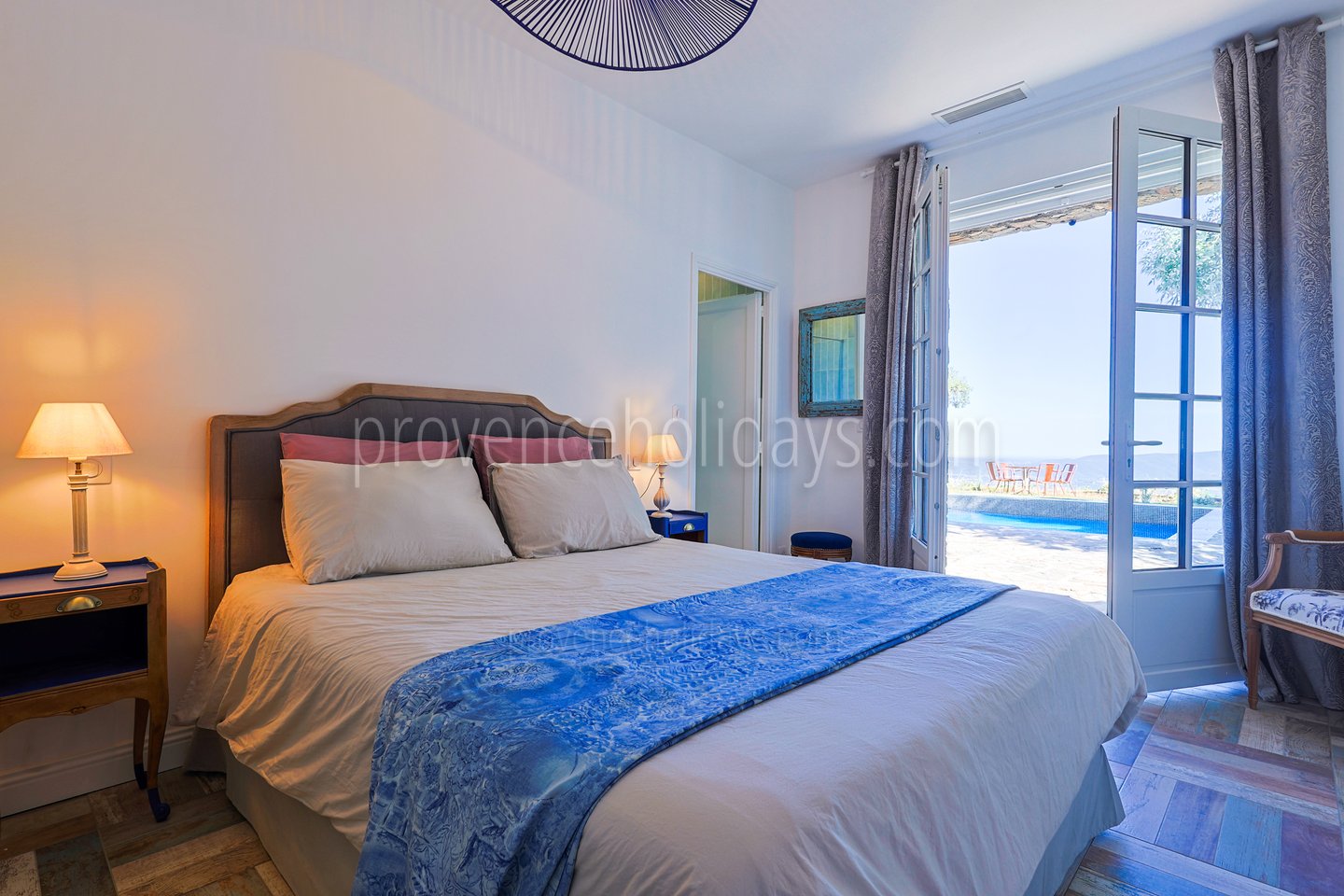 8 - Le Mas de la Garde: Villa: Bedroom