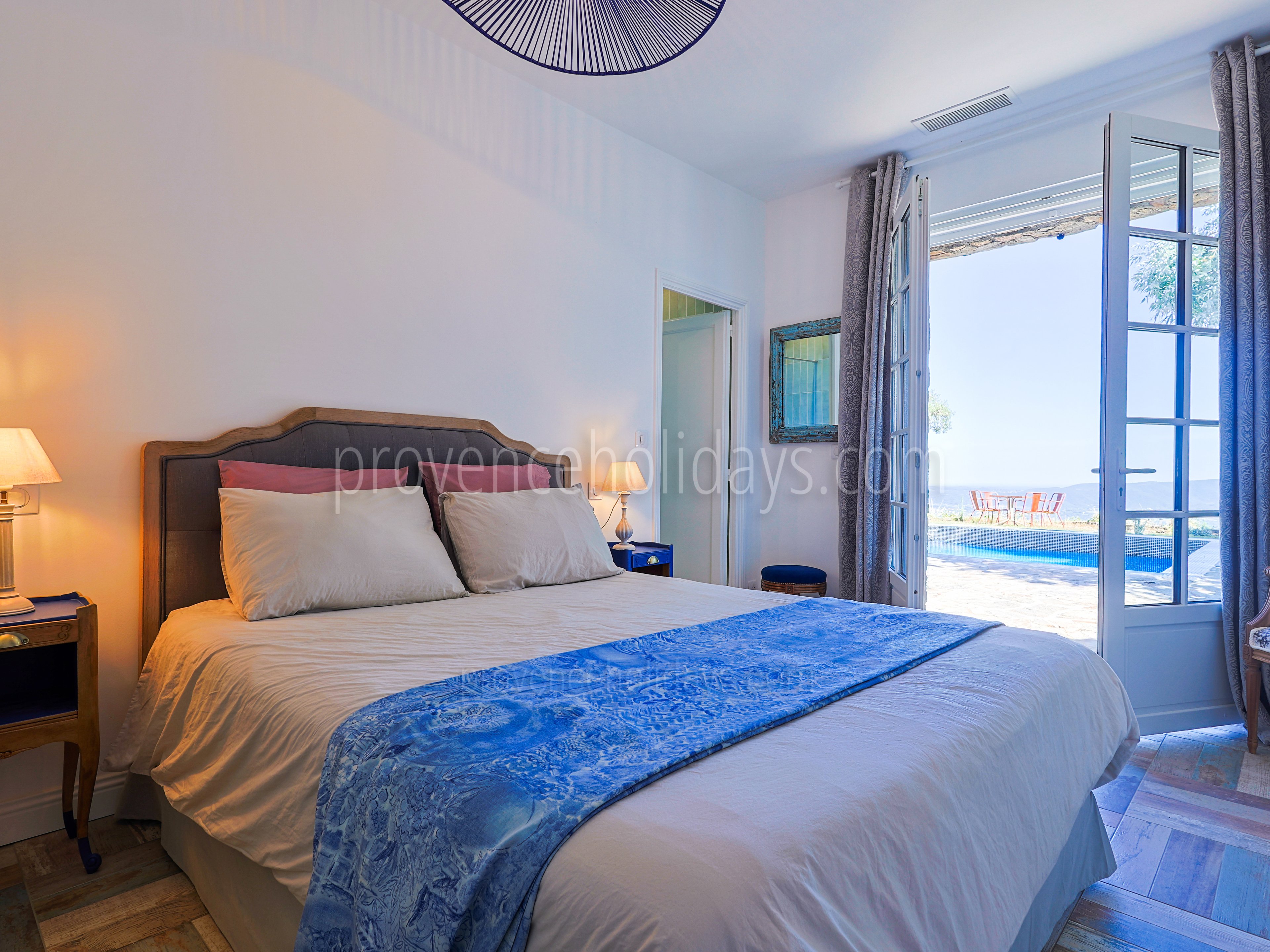 8 - Le Mas de la Garde: Villa: Bedroom