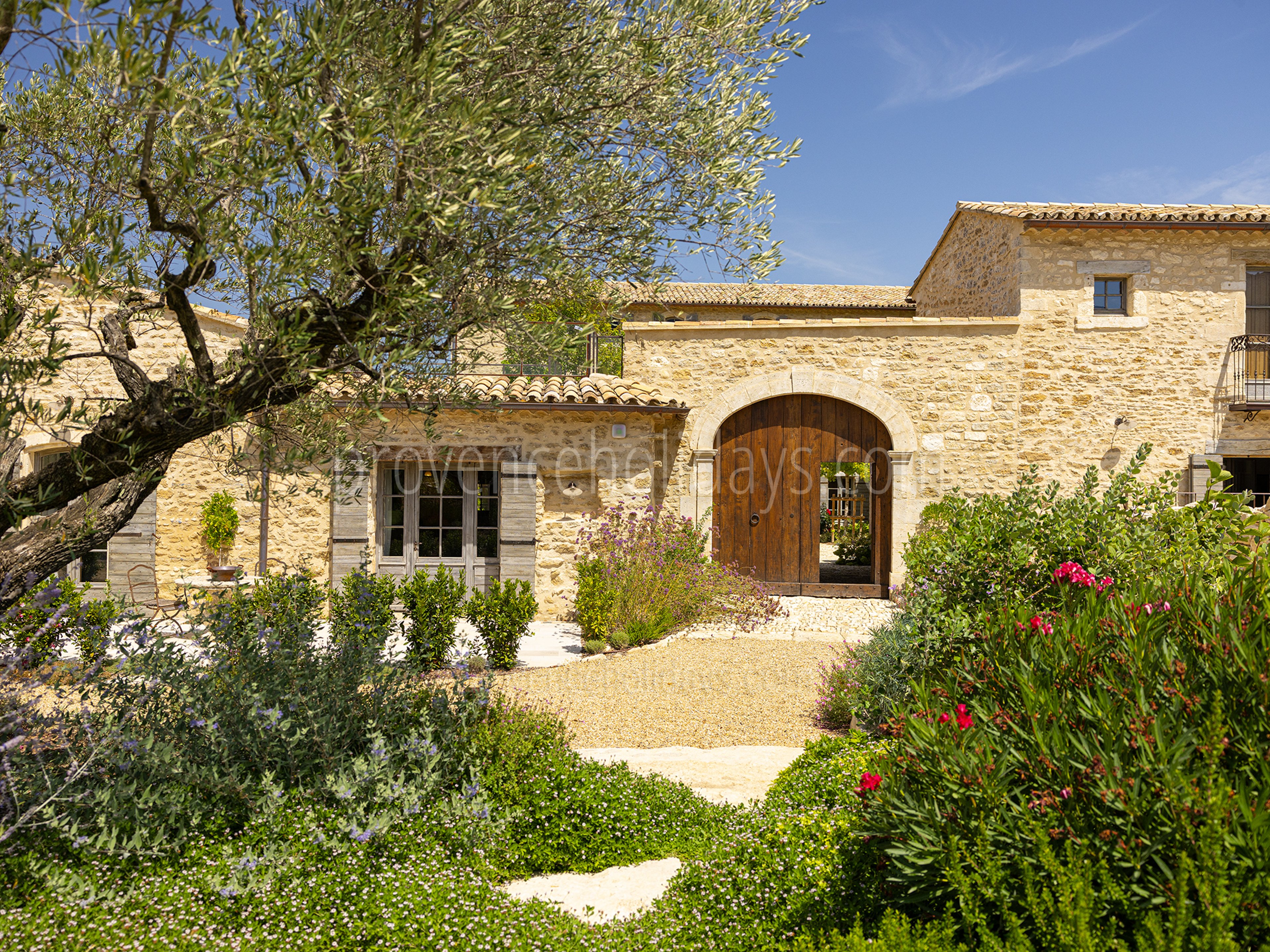 43 - Grand Mas d\'Oppède: Villa: Exterior