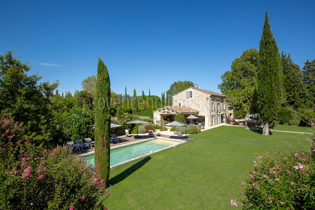 Beautiful Farmhouse with Private Pool near Saint-Andiol