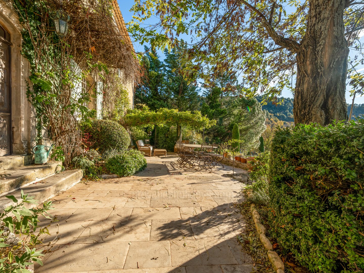12 - 18e-eeuwse Bastide met uitzicht op de Luberon te koop - Bonnieux: Villa: Exterior