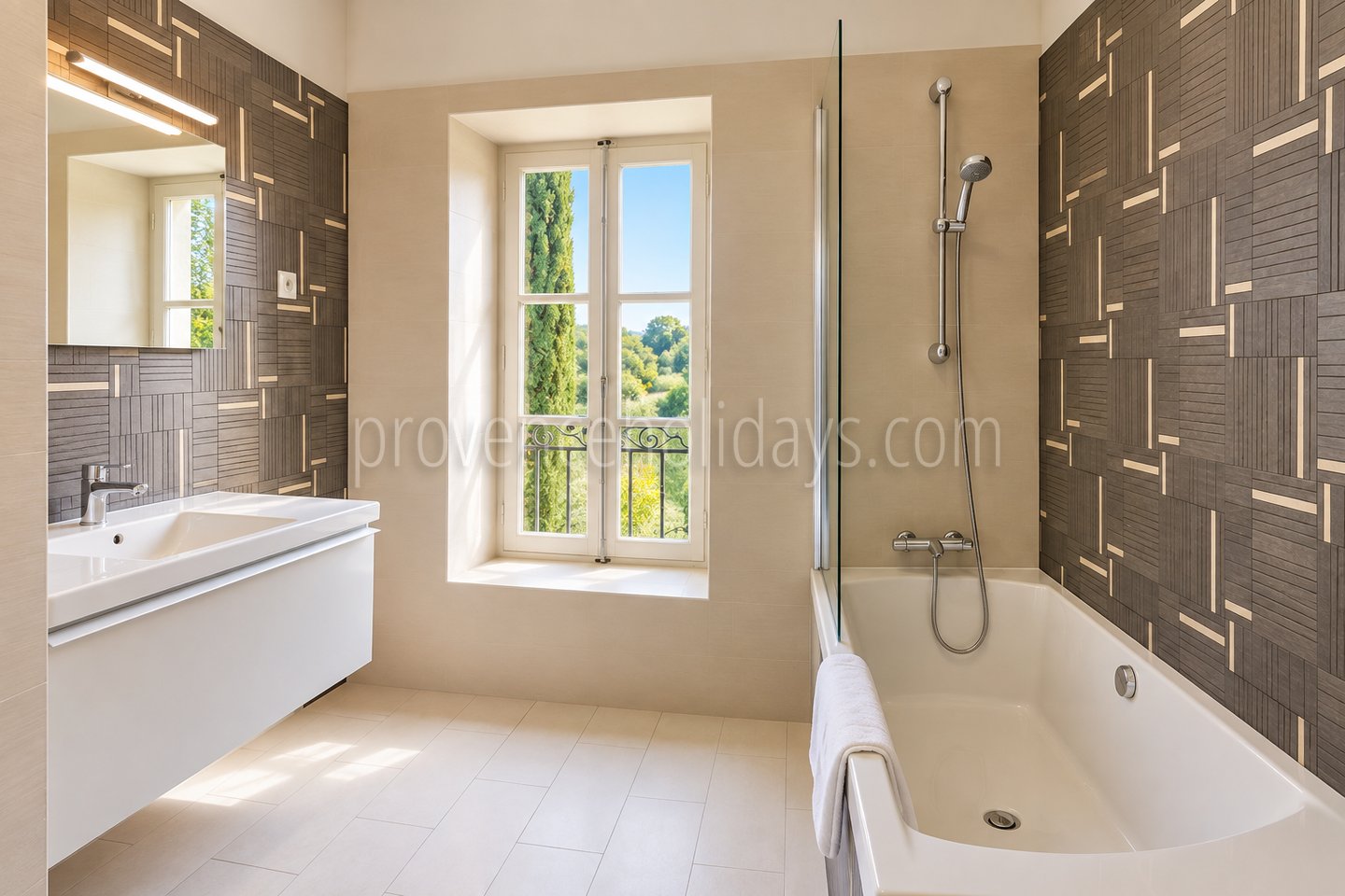 19 - Farmhouse with outbuildings in Lambesc: Villa: Bathroom