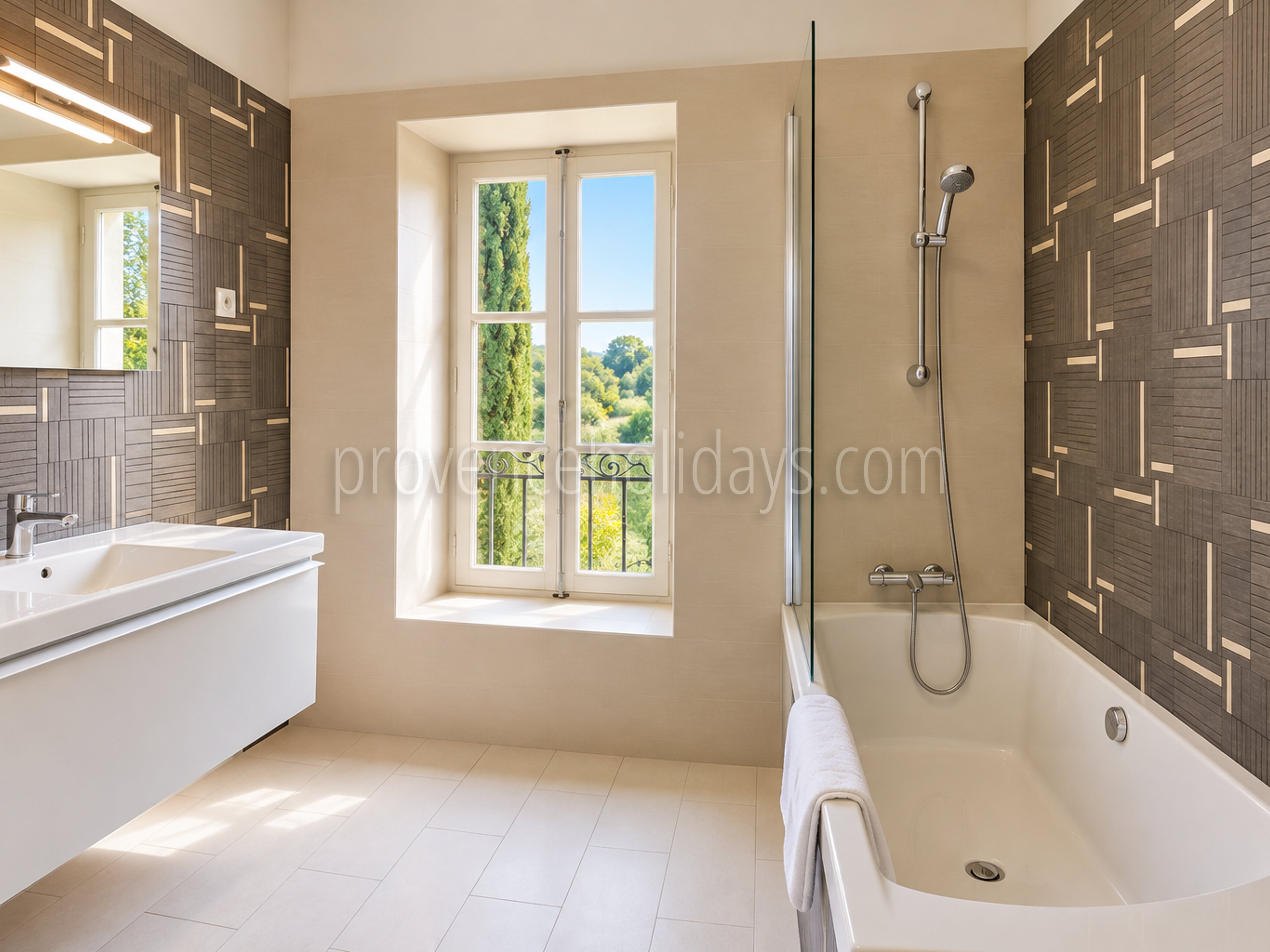 19 - Farmhouse with outbuildings in Lambesc: Villa: Bathroom