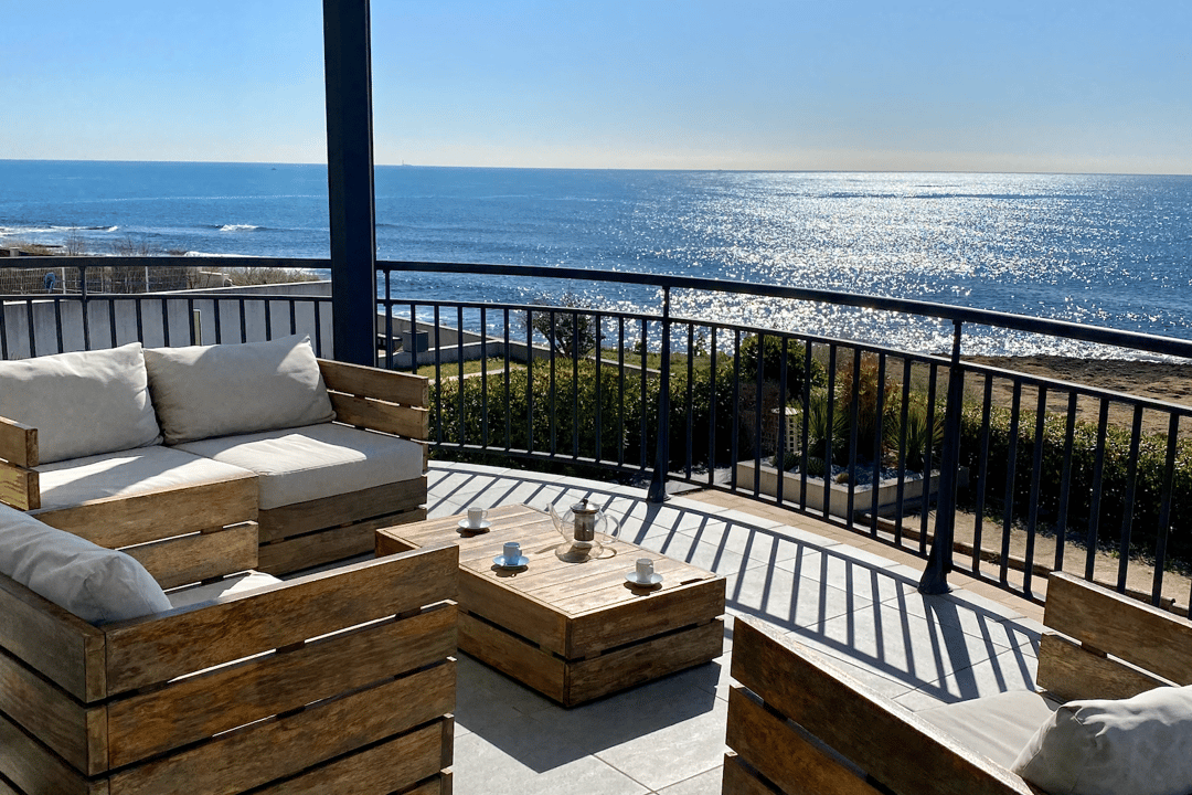 Belle Villa avec Piscine Chauffée en Bordure de Mer