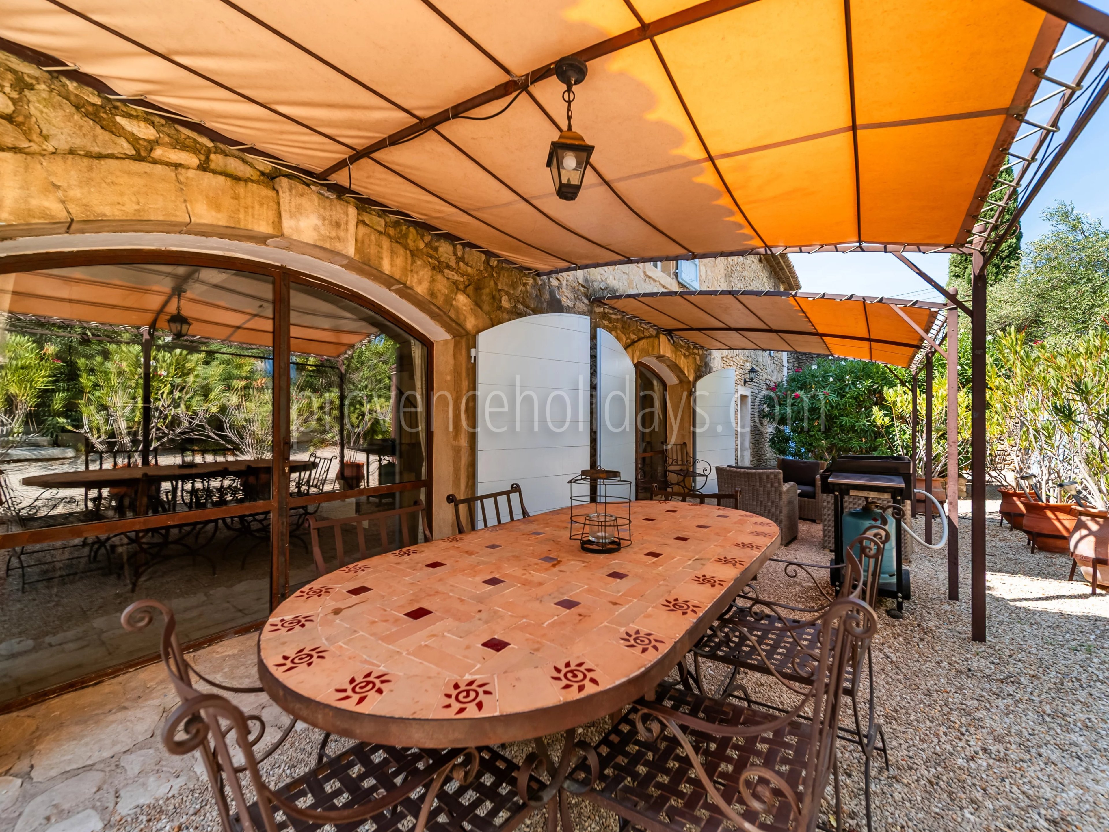 19 - Hameau en pierre à L\'Isle-sur-la-Sorgue: Villa: Exterior