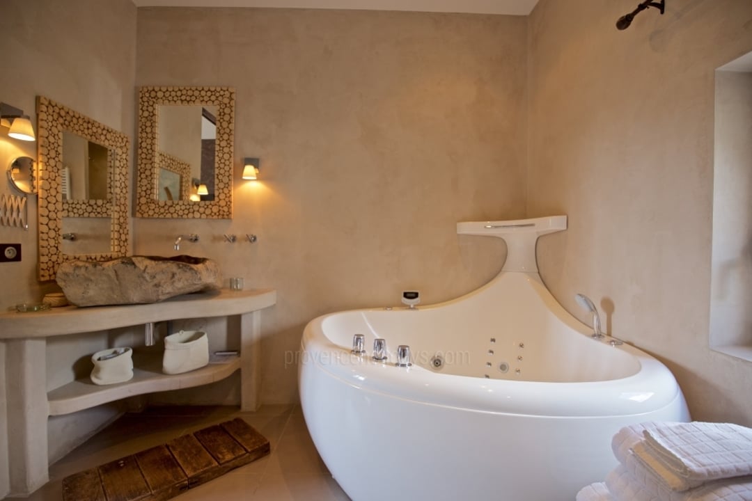 30 - La Maison des Alpilles: Villa: Bathroom