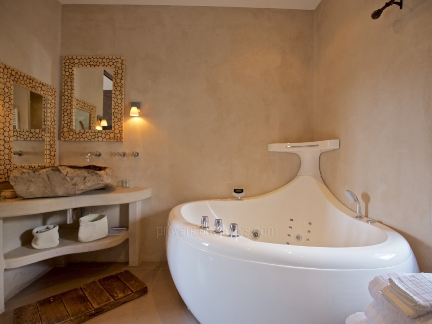 30 - La Maison des Alpilles: Villa: Bathroom
