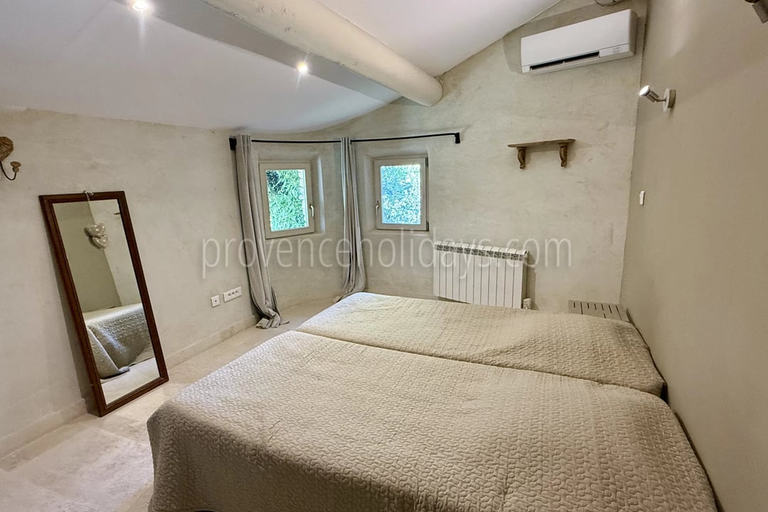 8 - Property with gîtes in Gordes: Villa: Bedroom