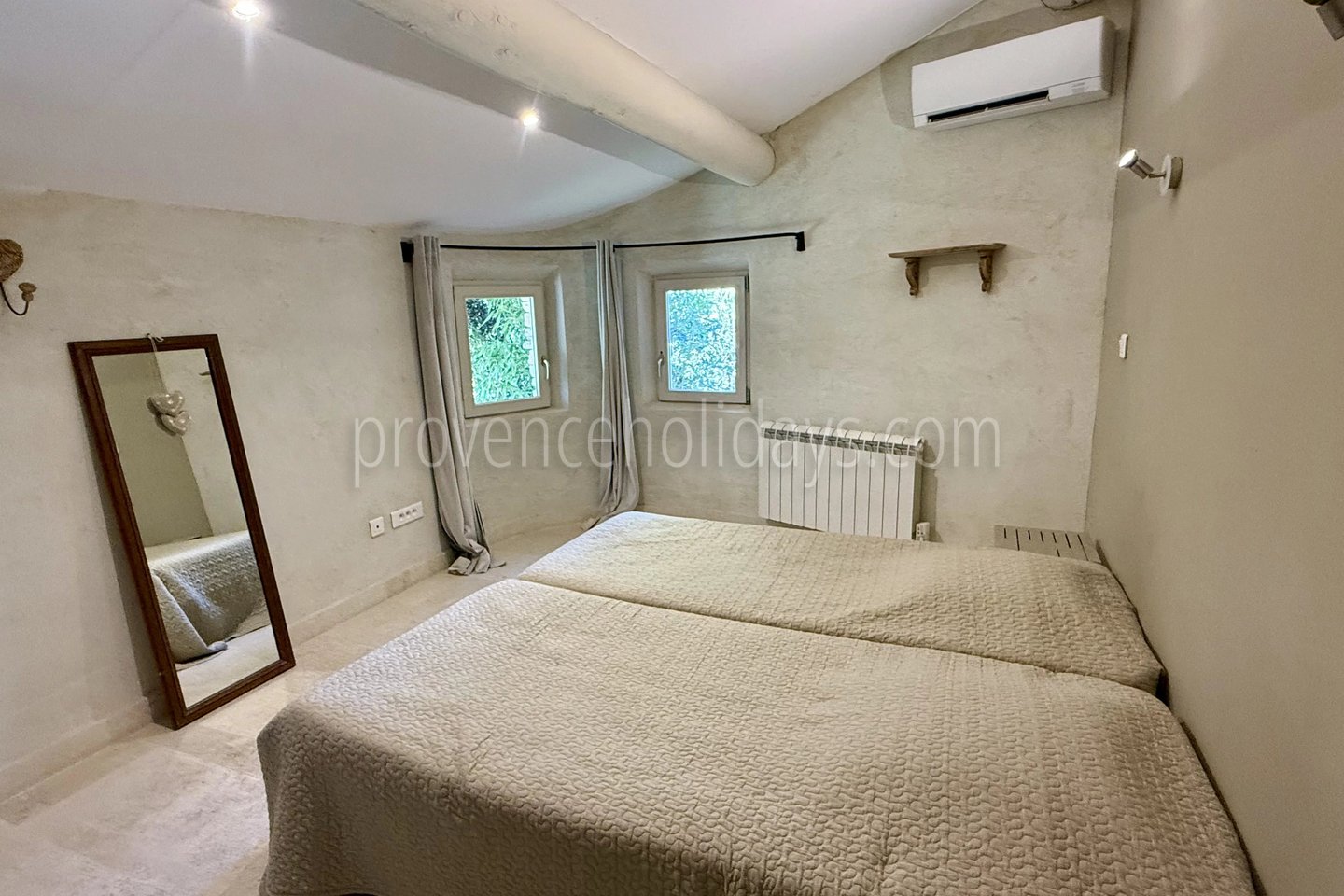 8 - Woning met gîtes in Gordes: Villa: Bedroom