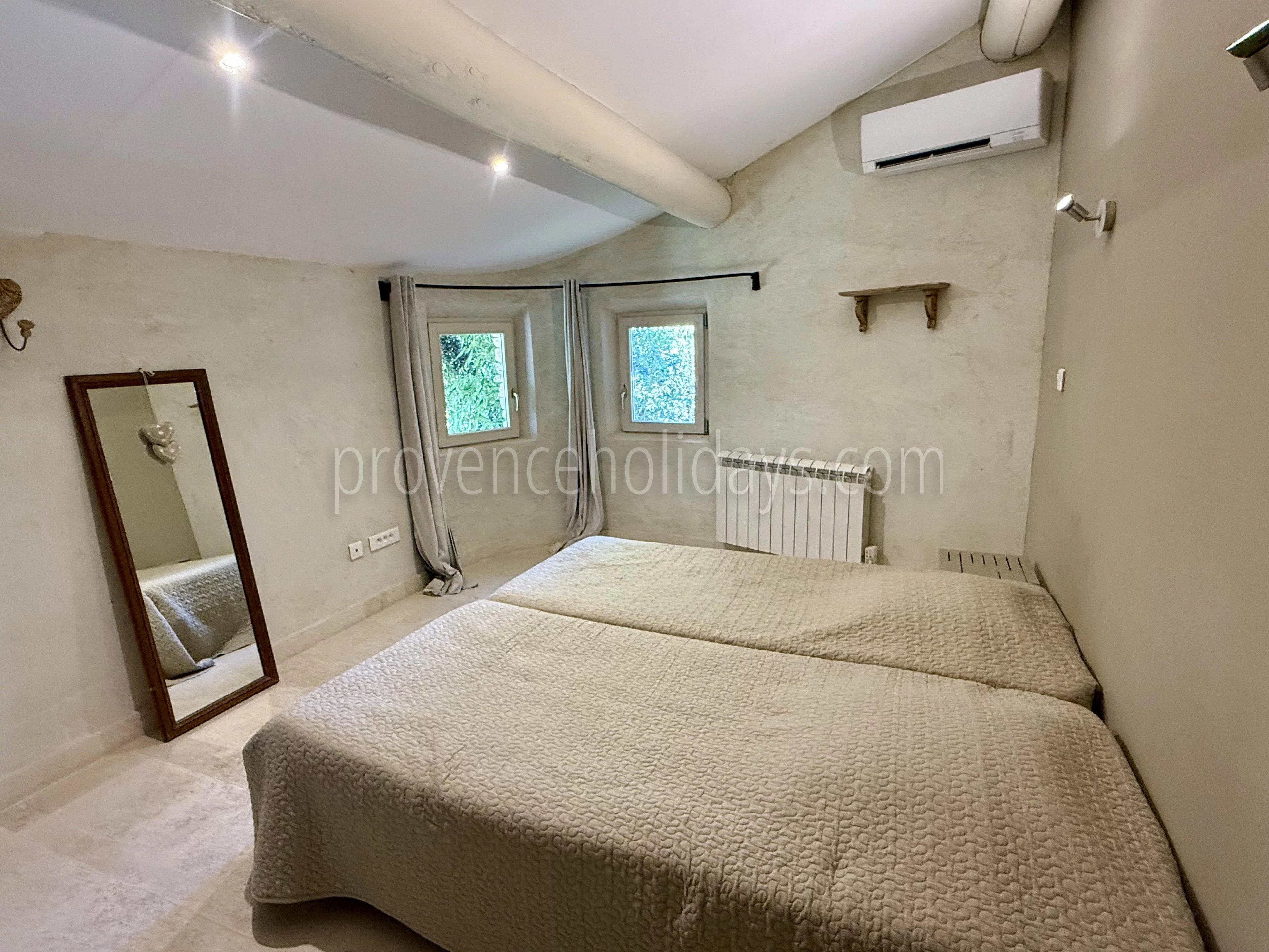 8 - Property with gîtes in Gordes: Villa: Bedroom