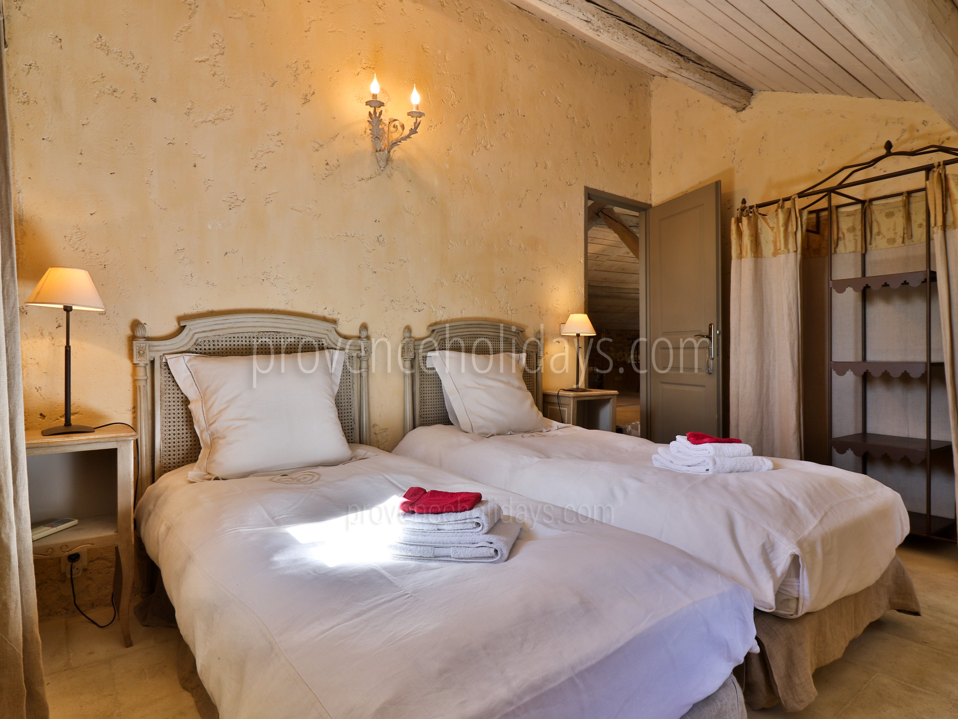 35 - Mas de Beaumes: Villa: Bedroom