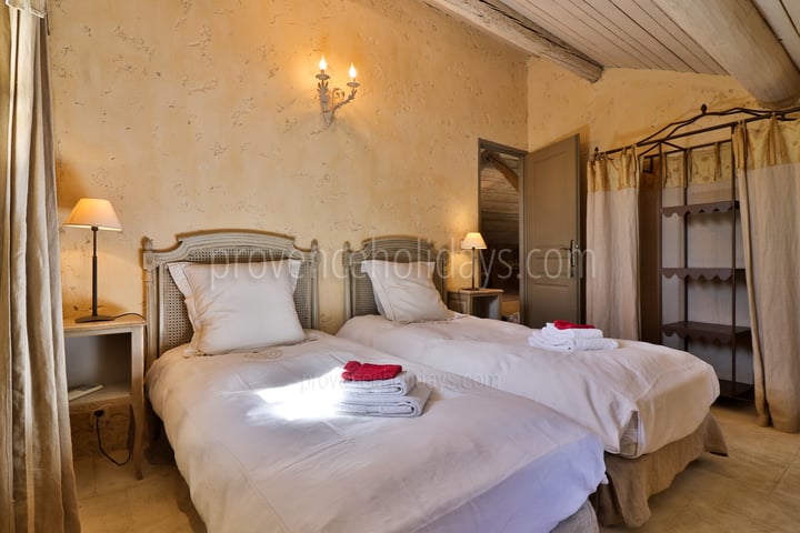 35 - Mas de Beaumes: Villa: Bedroom