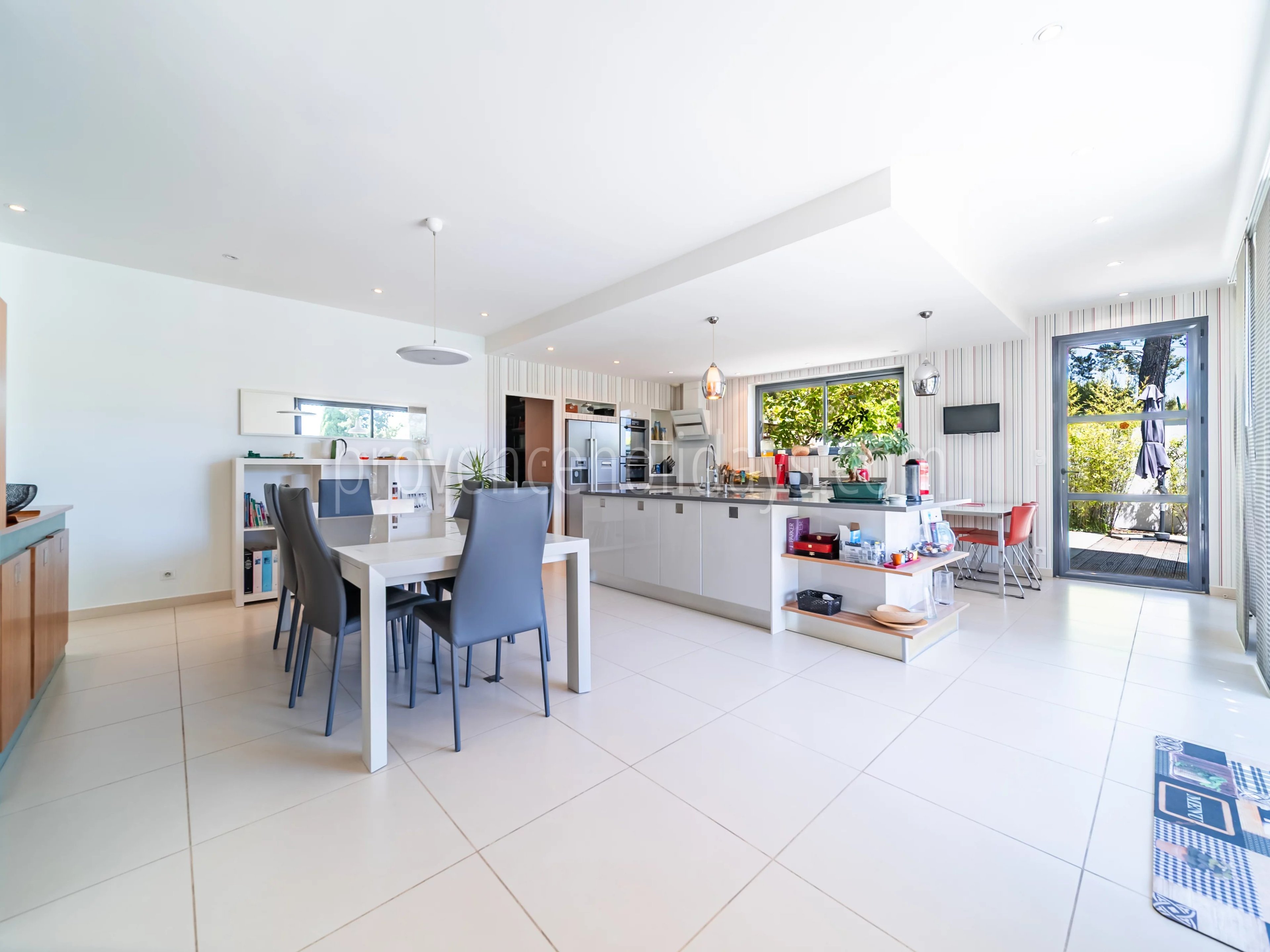 8 - Villa with pool in Pernes-les-Fontaines: Villa: Interior
