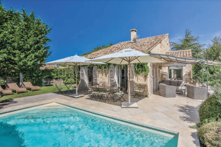 Charming holiday rental with a heated pool in Gordes
