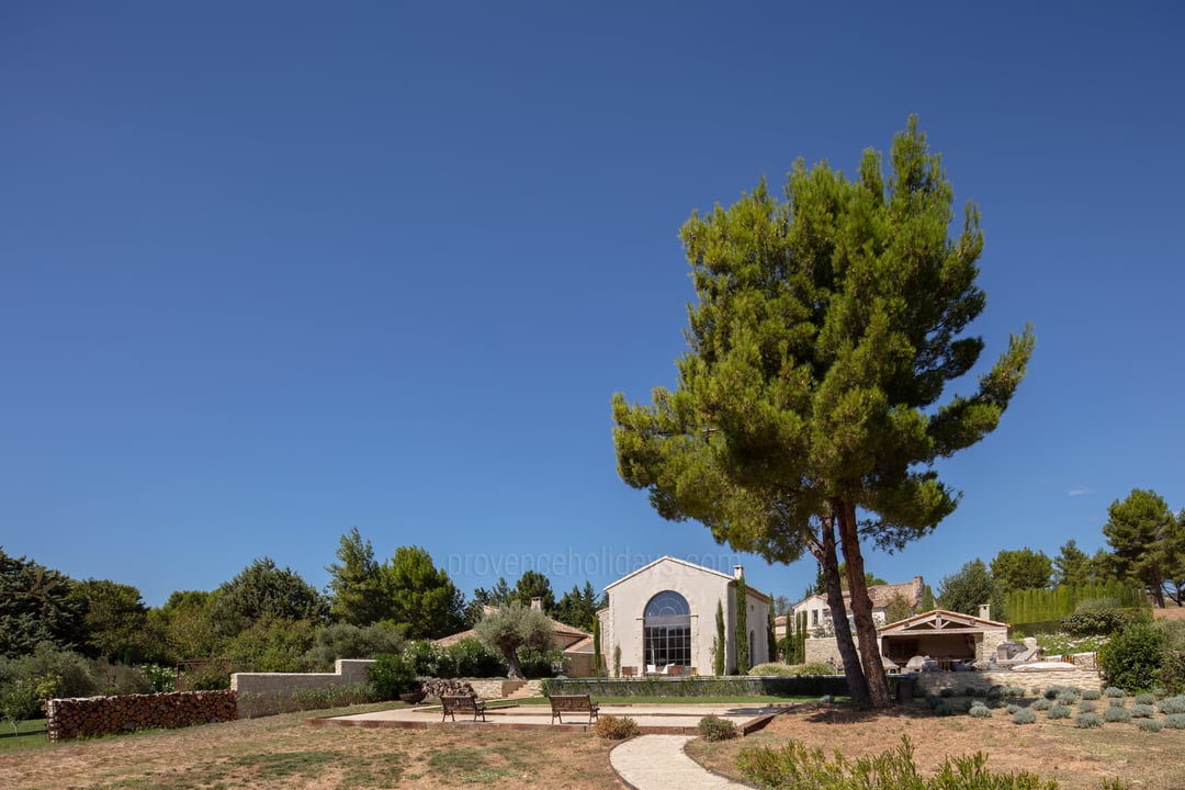 18 - La Bastide de Maussane: Villa: Exterior