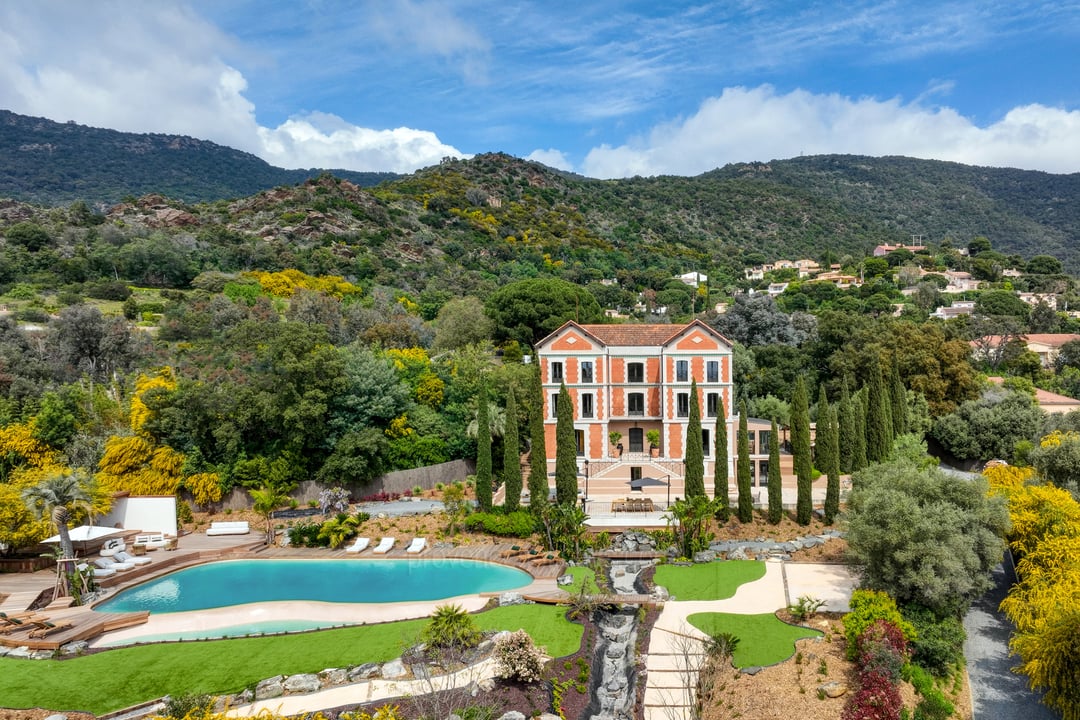 Privates Chateau mit Naturschwimmbad und Meerblick in Cavalière